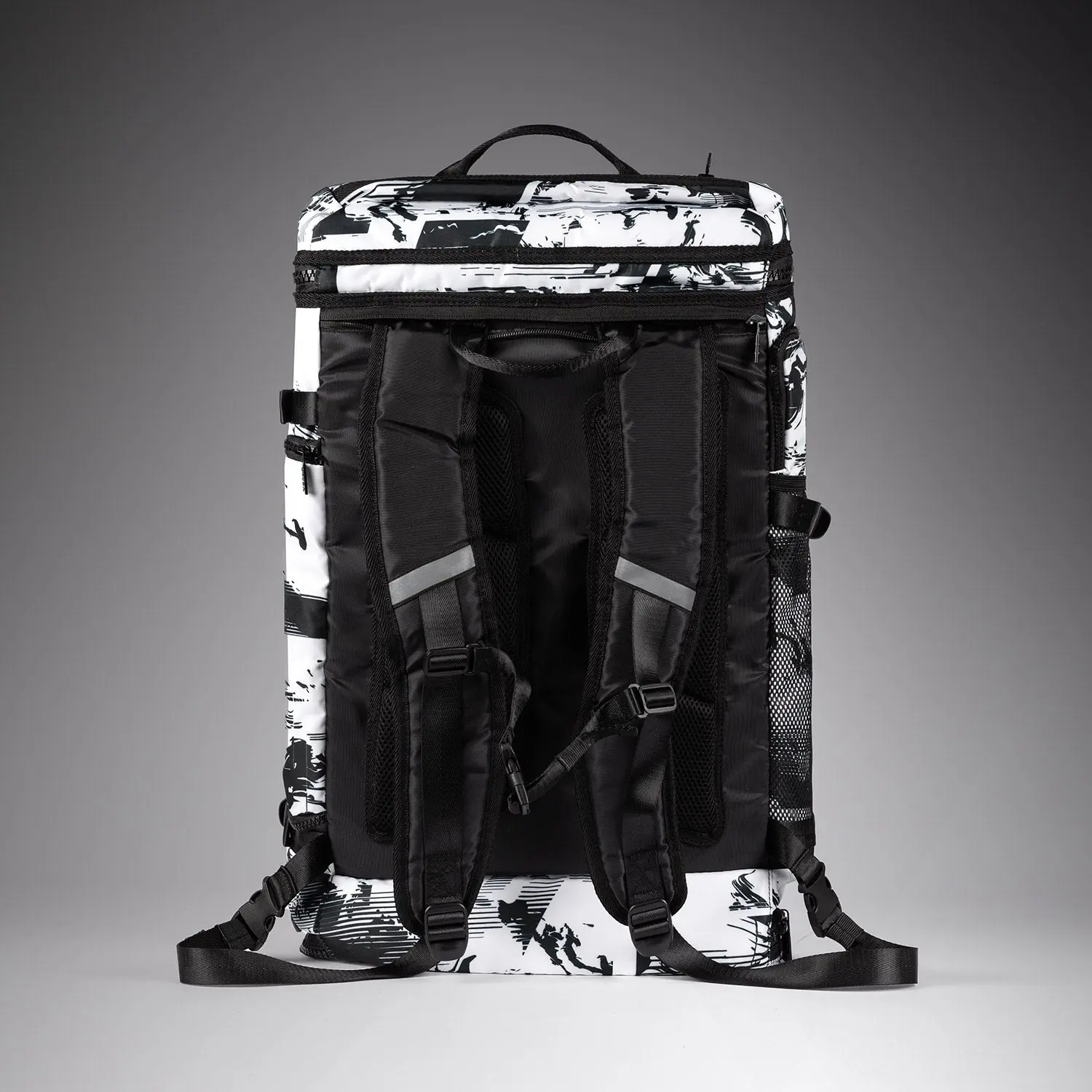 Venum Unisex UFC Zenith by Venum White Authentic Fight Week Gear Bag (48L) заден изглед с презрамки