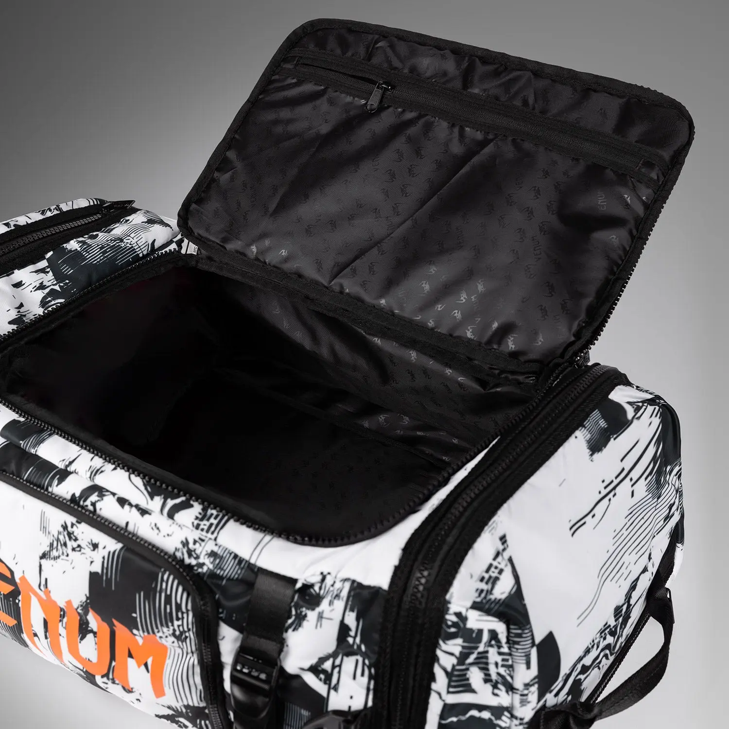 Venum Unisex UFC Zenith by Venum White Authentic Fight Week Gear Bag (48L) отворен основен отсек