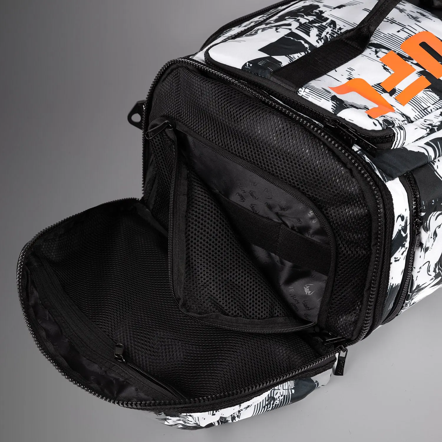 Venum Unisex UFC Zenith by Venum White Authentic Fight Week Gear Bag (48L) отворен преден джоб с мрежест вътрешен