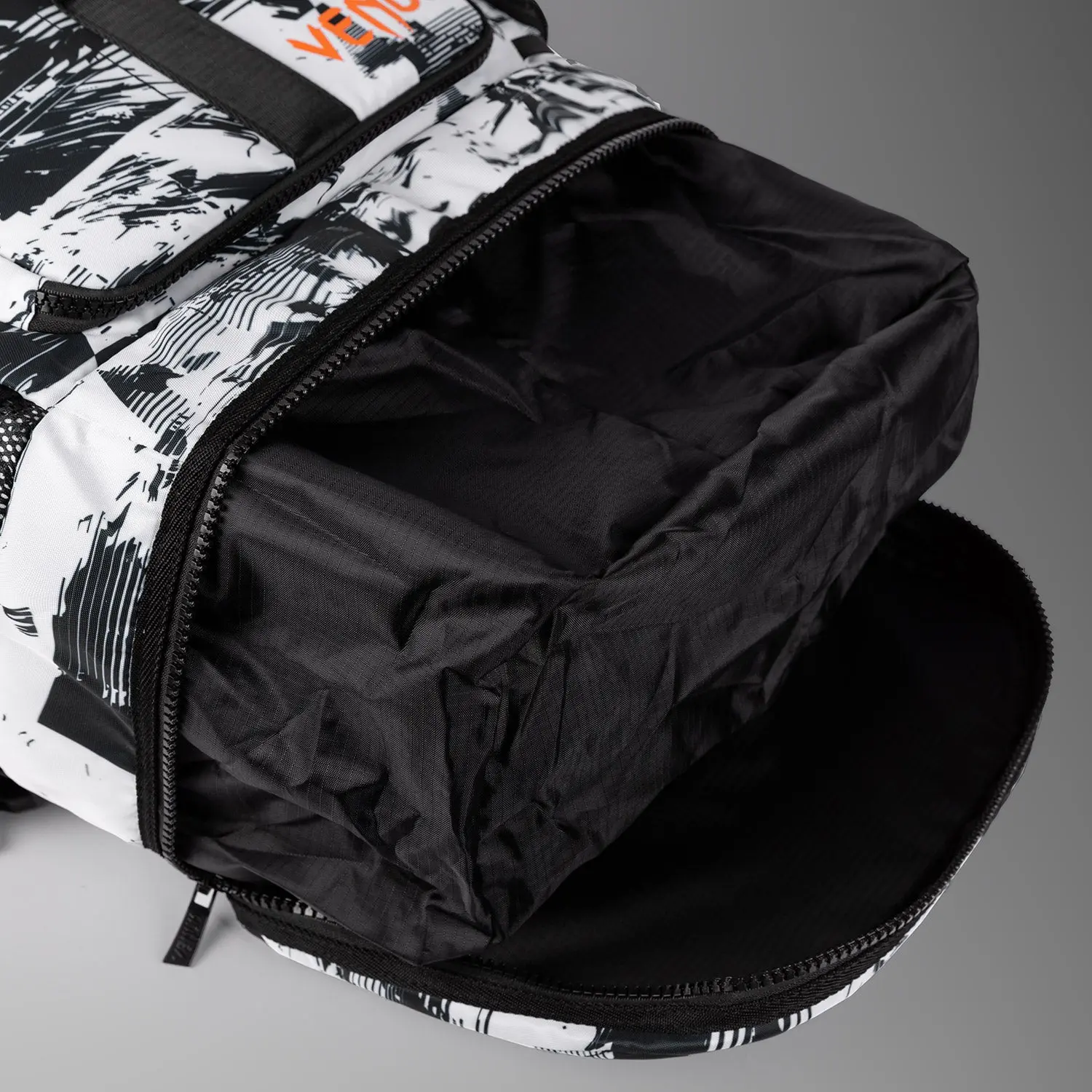 Venum Unisex UFC Zenith by Venum White Authentic Fight Week Gear Bag (48L) отворен долен отсек