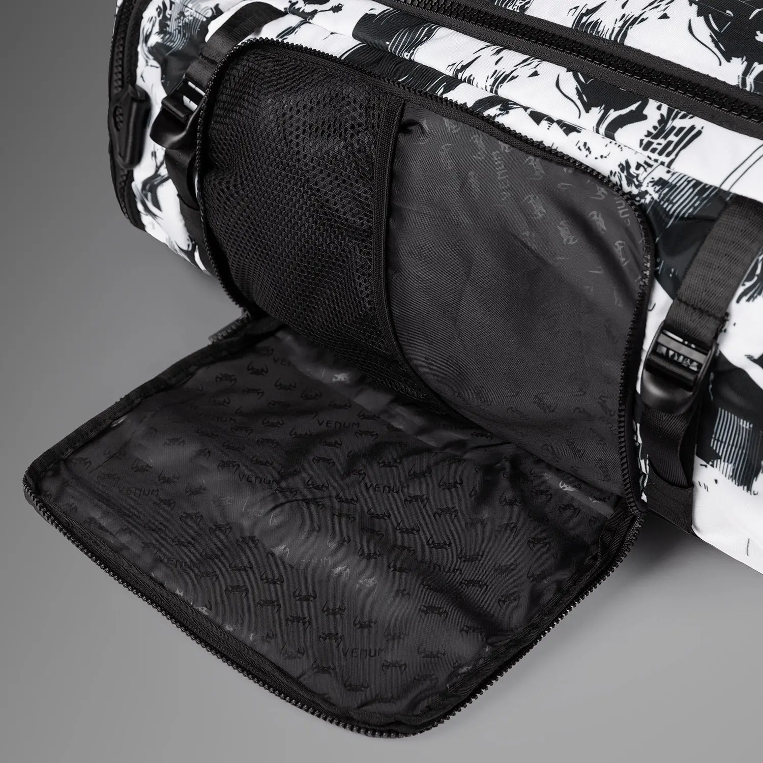 Venum Unisex UFC Zenith by Venum White Authentic Fight Week Gear Bag (48L) отворен страничен джоб