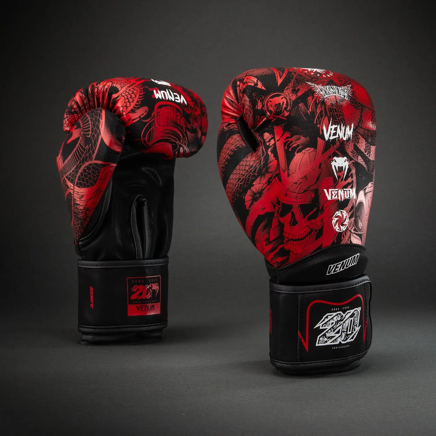 Venum 20th Anniversary Boxing Gloves - Black/Red отстрани