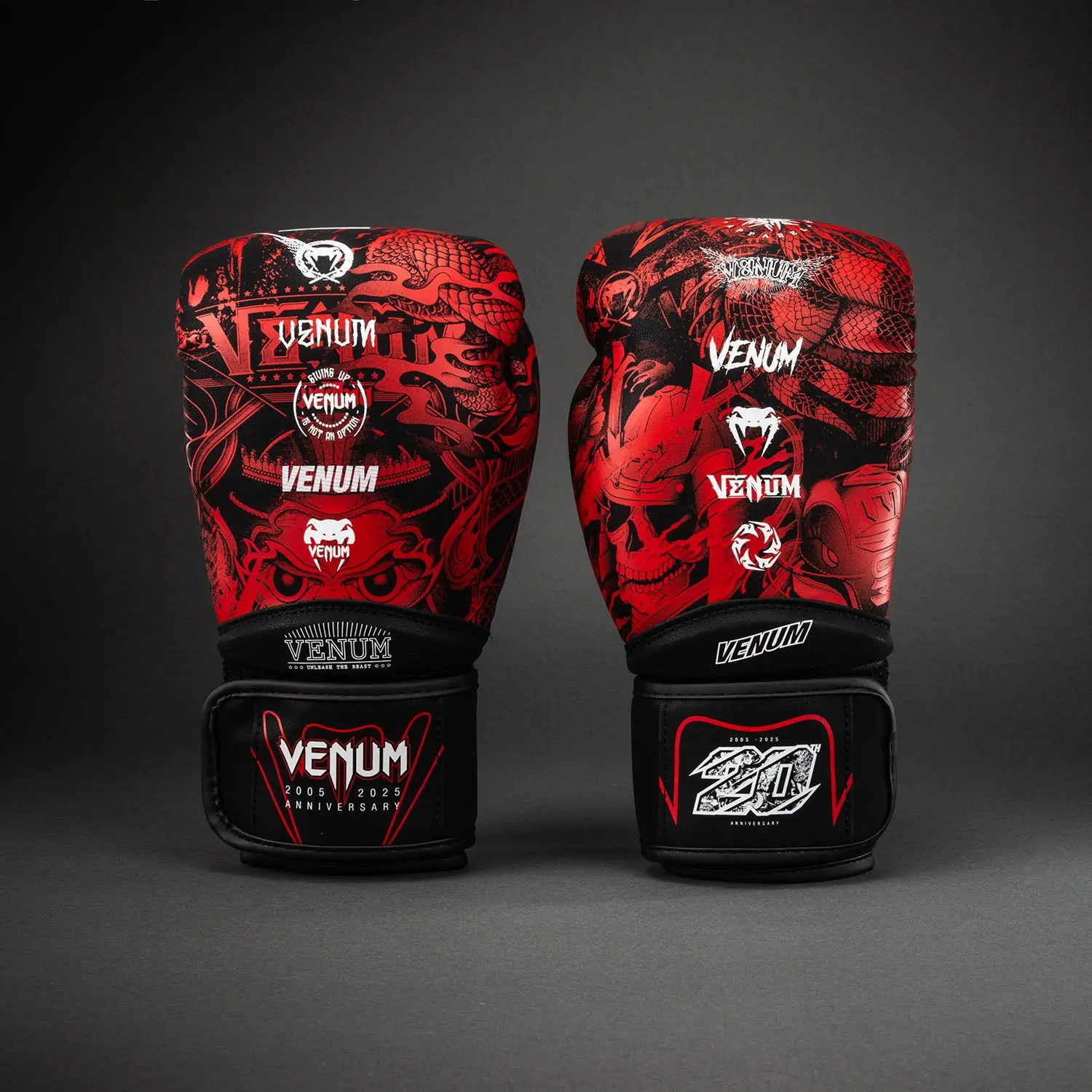 Venum 20th Anniversary Boxing Gloves - Black/Red с акцент върху детайла