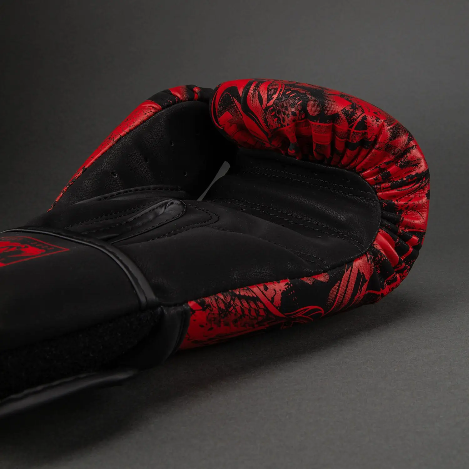 Venum 20th Anniversary Boxing Gloves - Black/Red детайл отпред