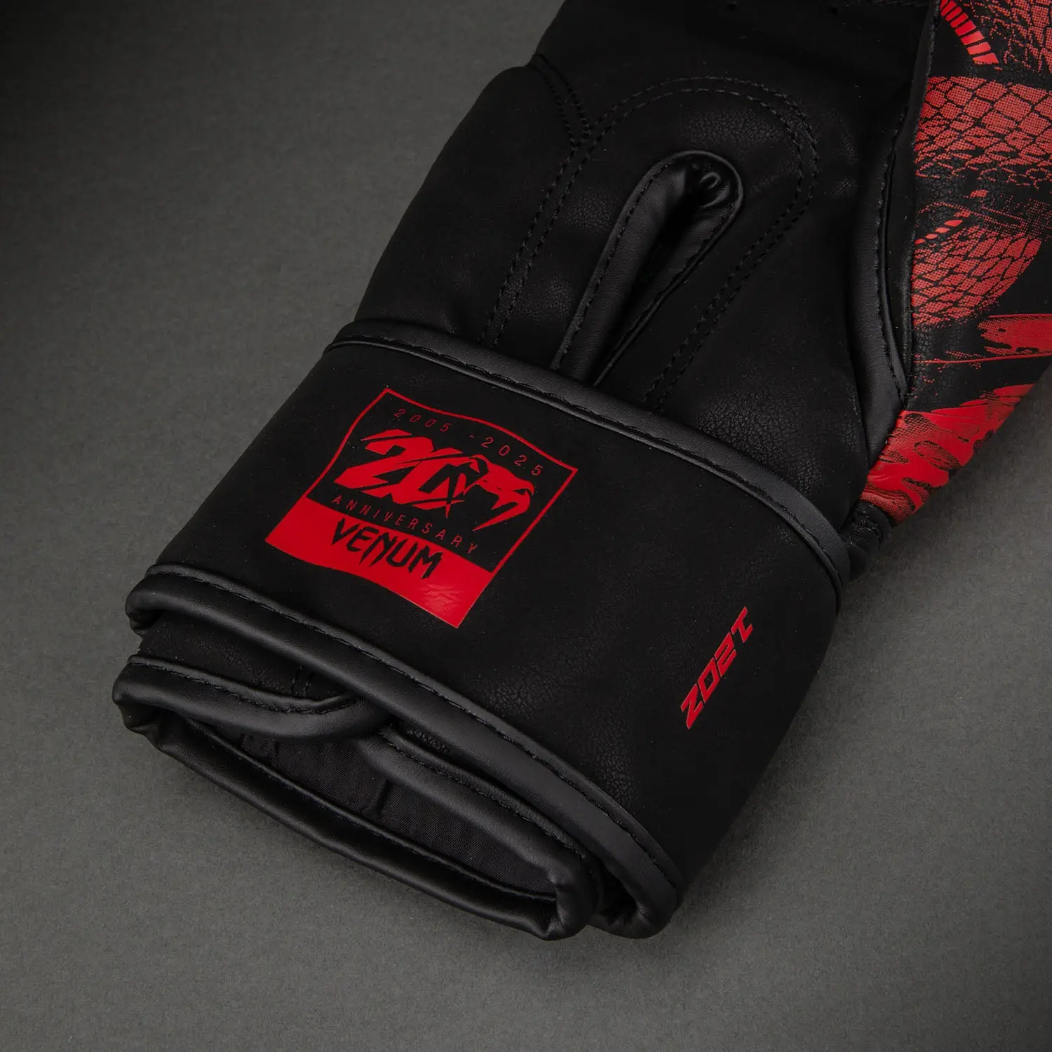 Venum 20th Anniversary Boxing Gloves - Black/Red закопчаване