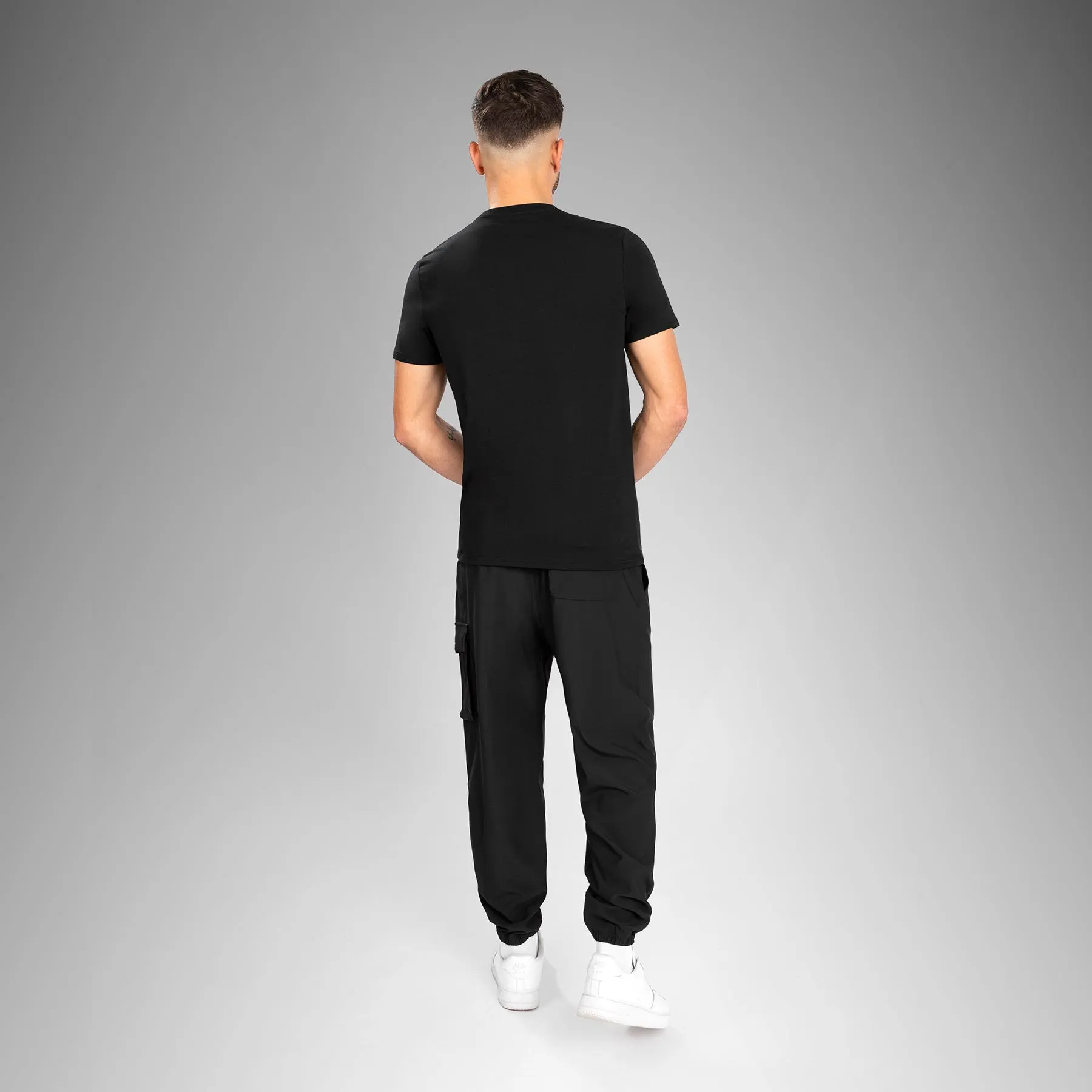 Тениска - T-Shirt Absolute 2.0 Venum - Adjusted fit - Black/Silver, мъж обърнат с гръб, облечен с черна тениска Venum