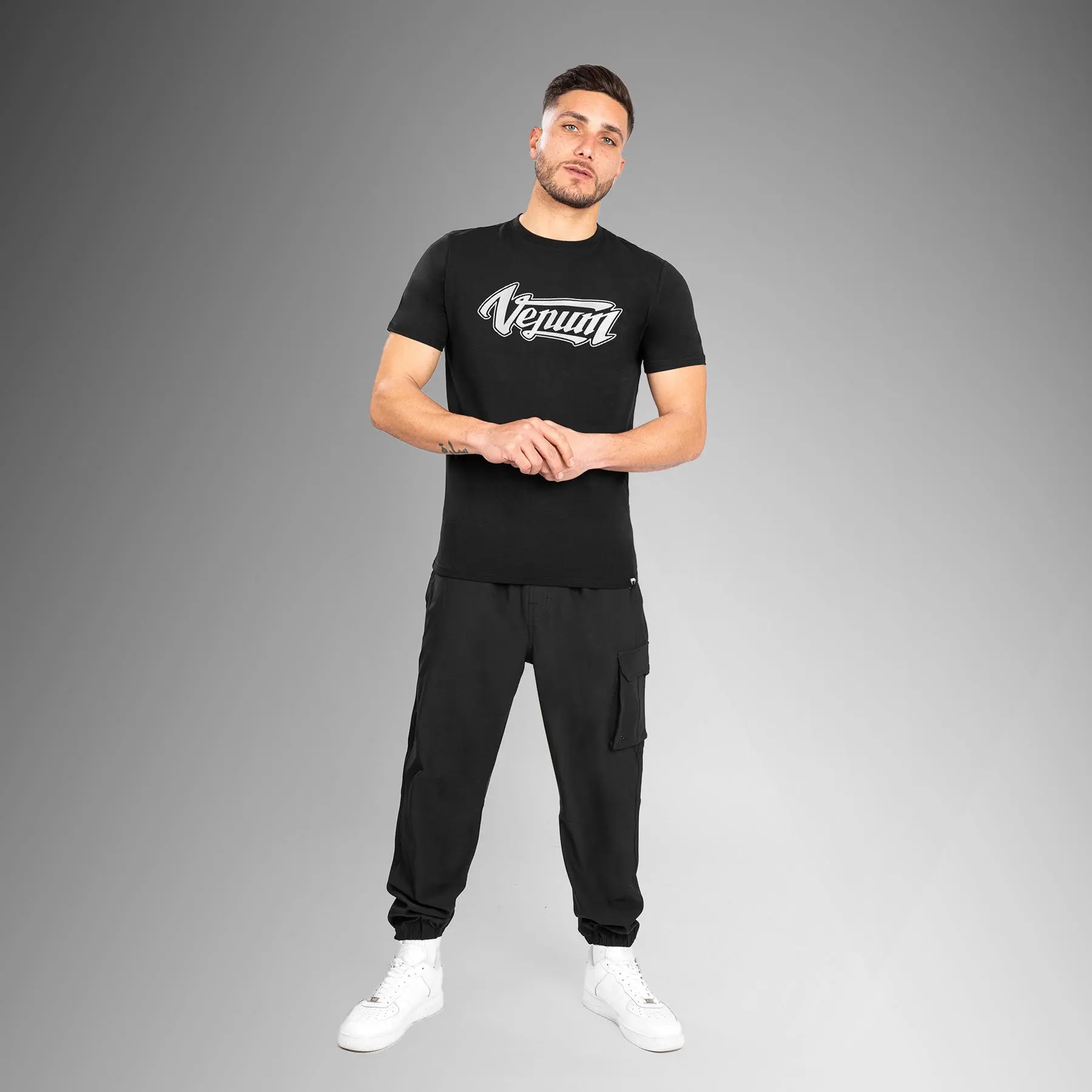 Тениска - T-Shirt Absolute 2.0 Venum - Adjusted fit - Black/Silver, мъж в цял ръст, облечен с черна тениска Venum