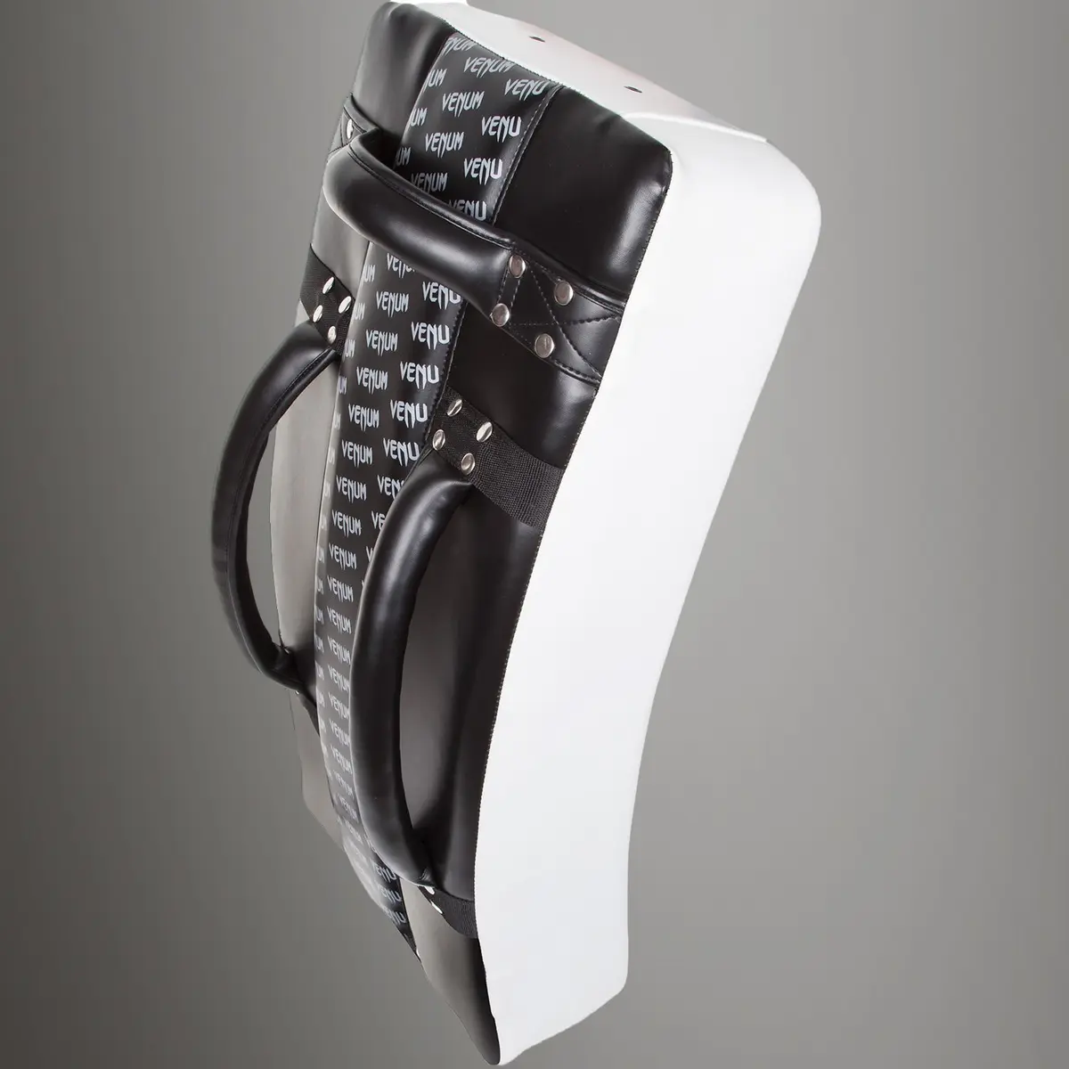 Venum Absolute Long Kick Shield - Black/Ice, заден изглед с дръжки и принт Venum