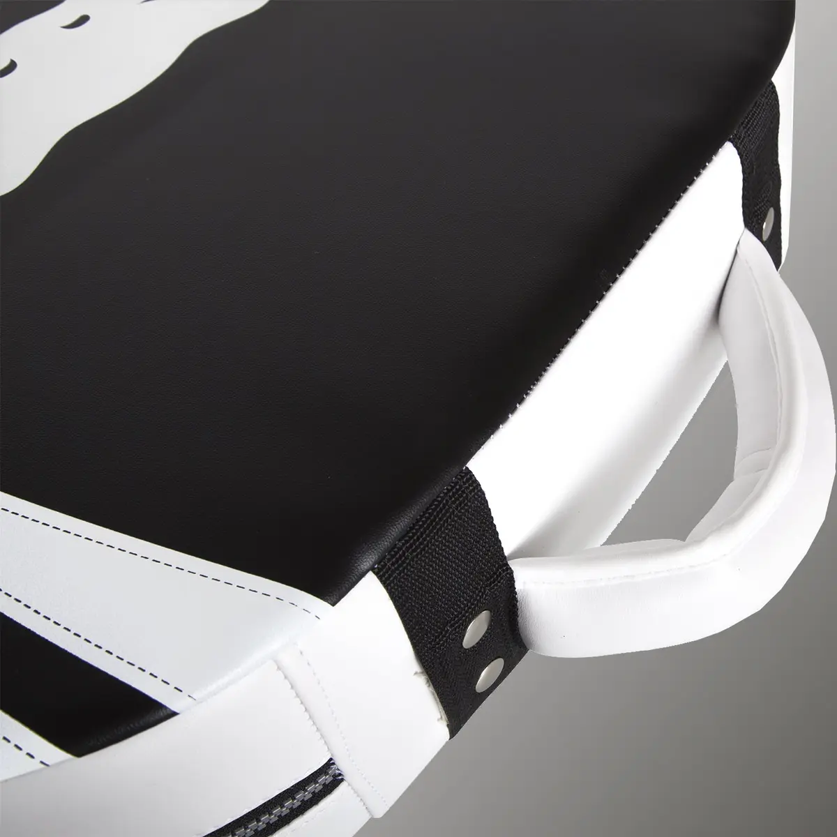 Venum Absolute Square Kick Shield - Skintex Leather - Black/Ice, изглед на дръжката и текстилната лента