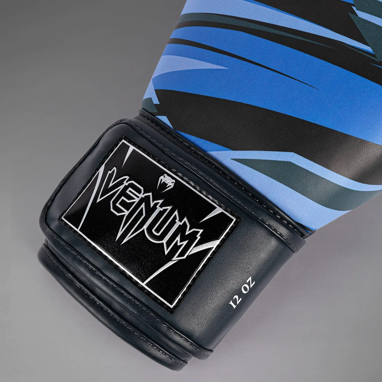 Venum Abyss Boxing Gloves - Shadow Blue, близък план на логото