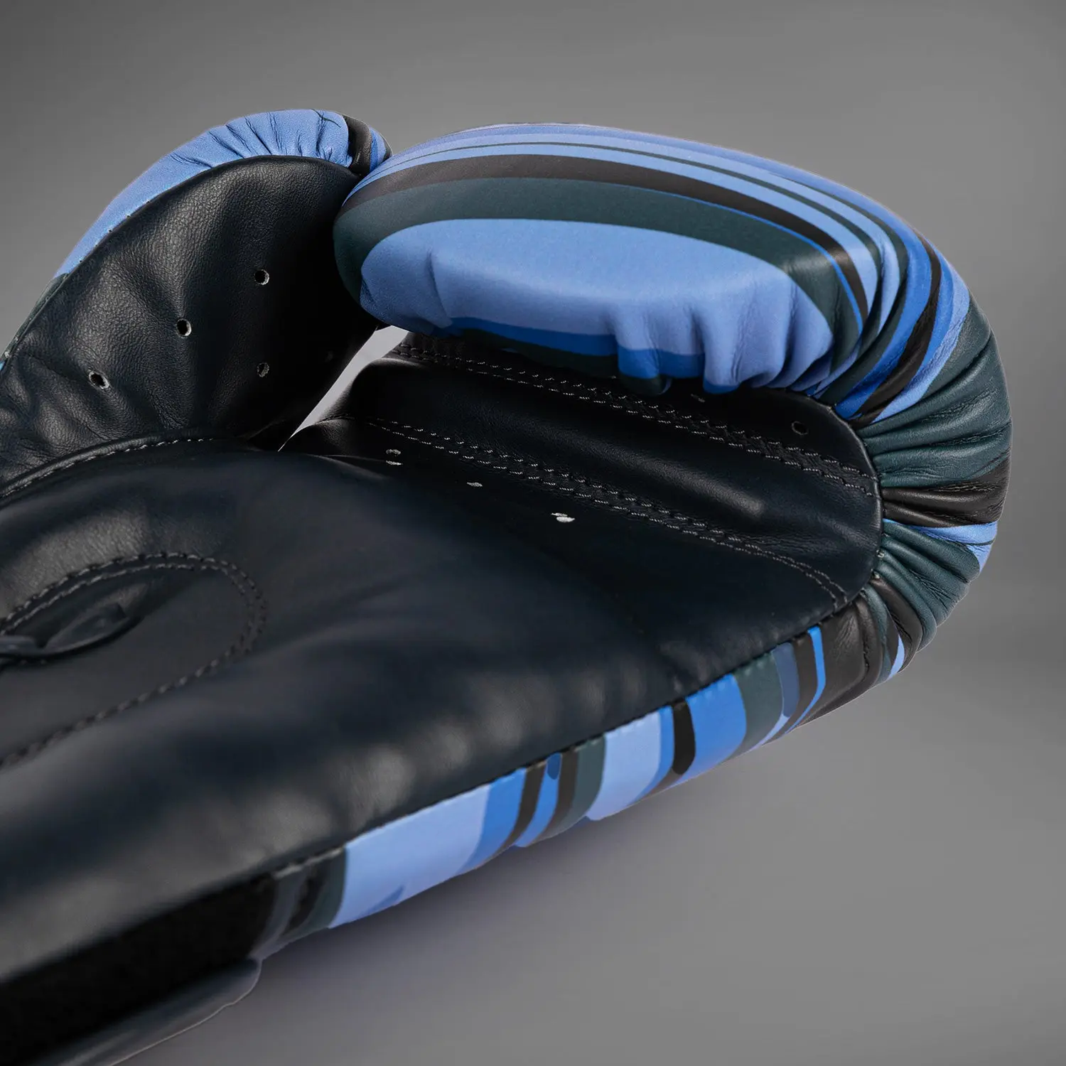 Venum Abyss Boxing Gloves - Shadow Blue, детайл от вътрешната страна