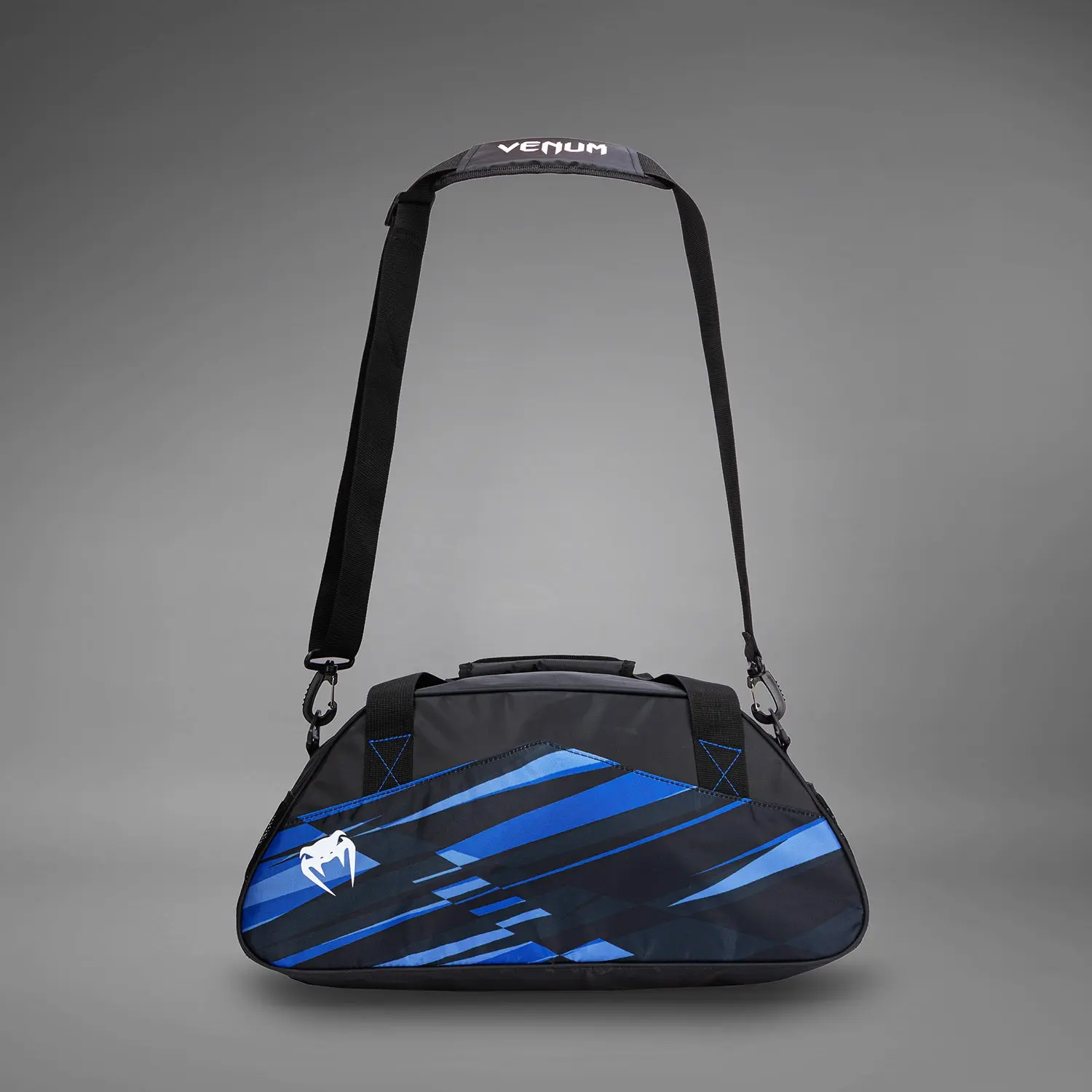 Venum Abyss Sports Bag - Shadow Blue преден изглед през рамо