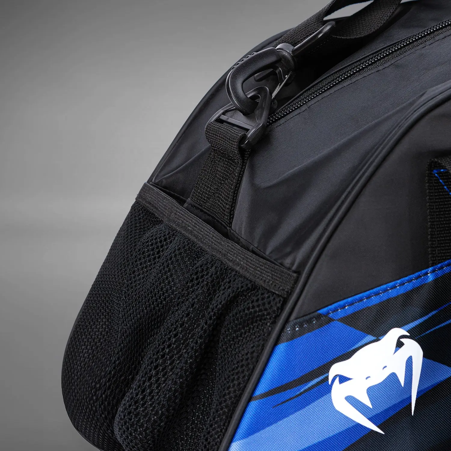 Venum Abyss Sports Bag - Shadow Blue детайл на мрежест джоб и цип