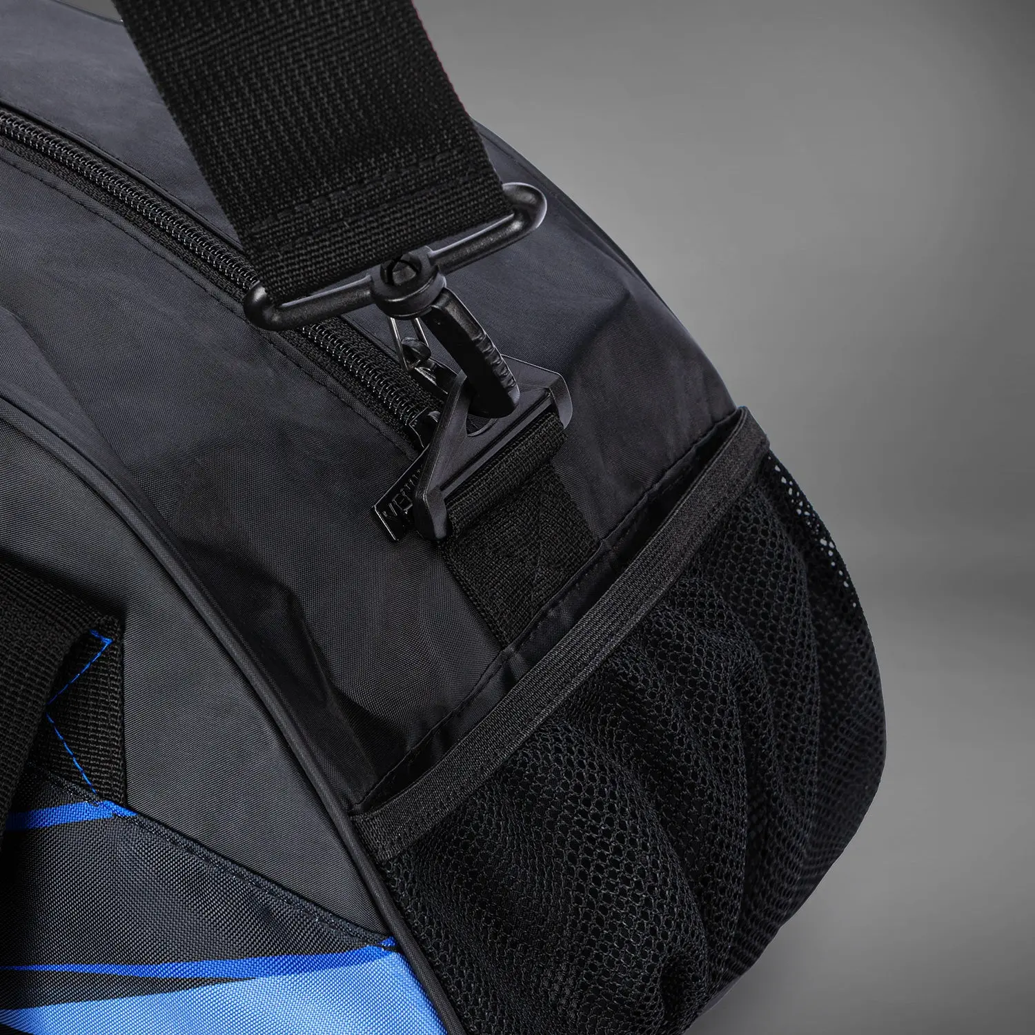 Venum Abyss Sports Bag - Shadow Blue детайл на презрамка и мрежест джоб