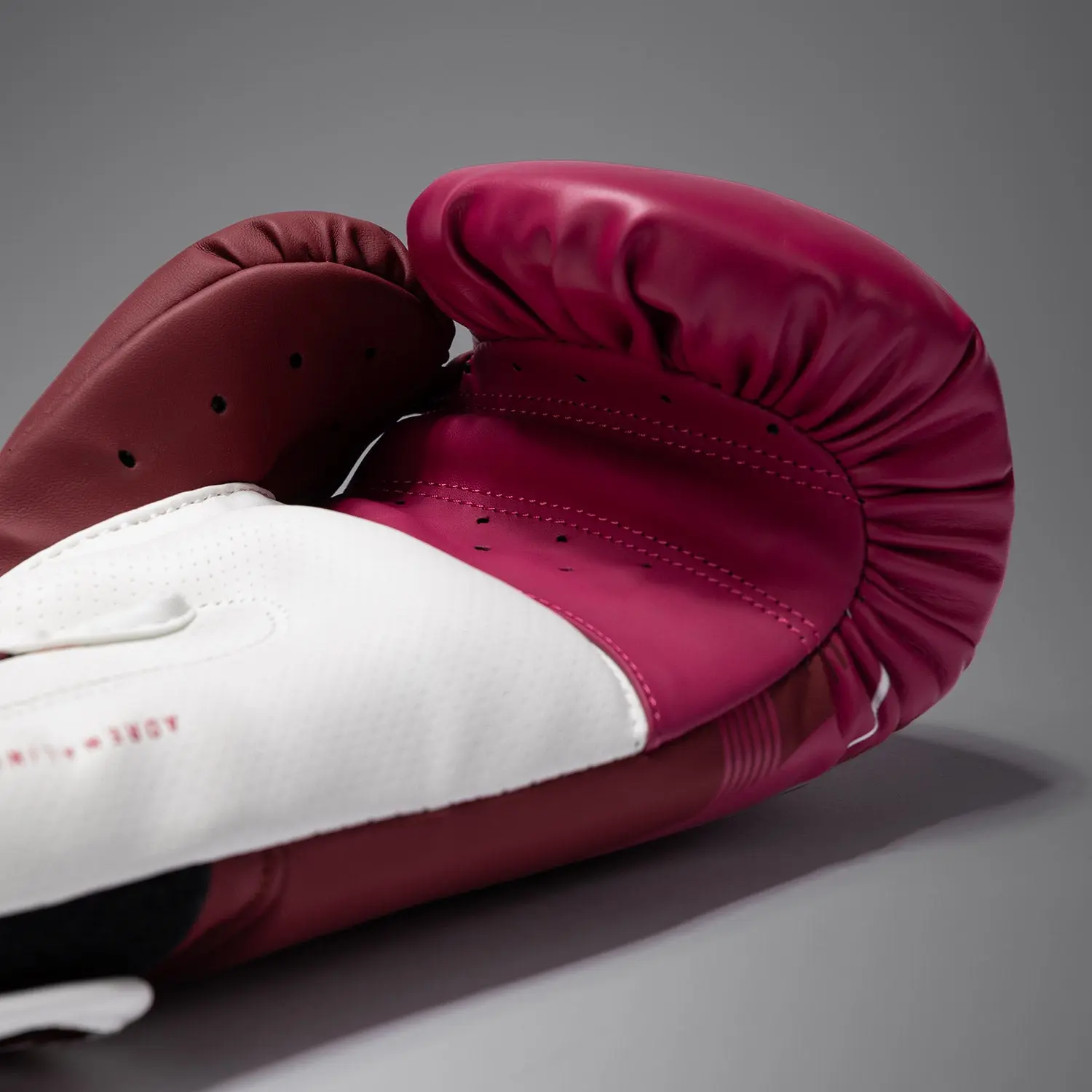 Venum Adrenaline Boxing Gloves – Burgundy/Pink, близък план на захвата