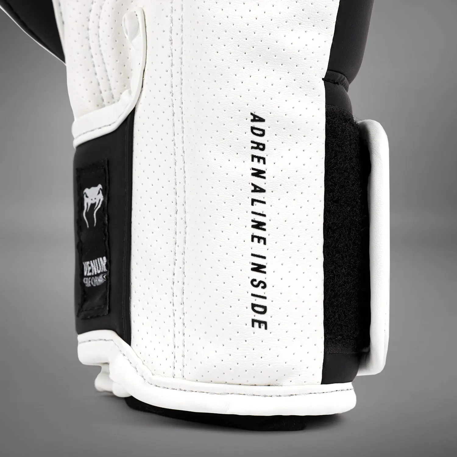 Venum Adrenaline Boxing Gloves - Red длан