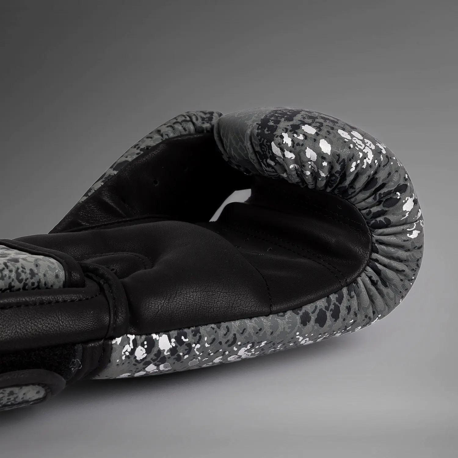 Venum Amazonia Boxing Gloves - Dark grey, детайл от вътрешността
