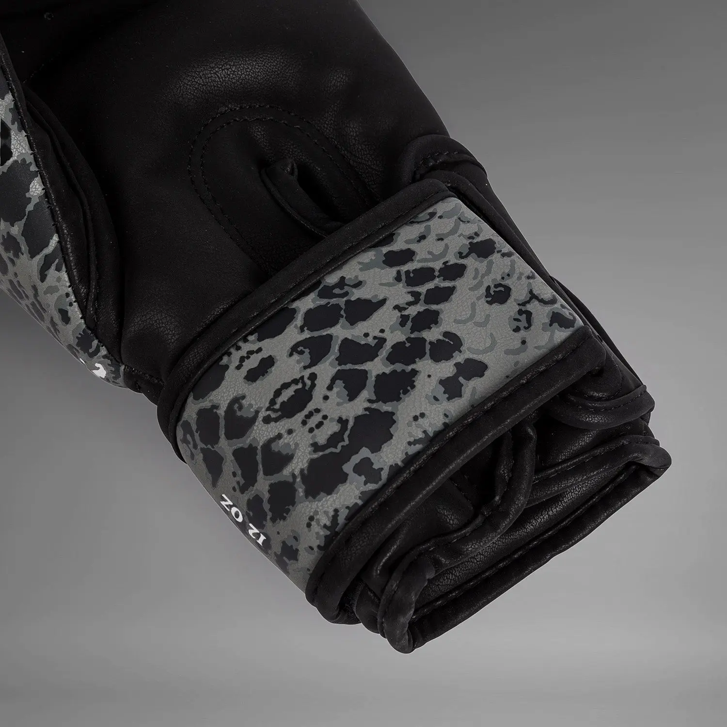 Venum Amazonia Boxing Gloves - Dark grey, детайл на гривната с размер