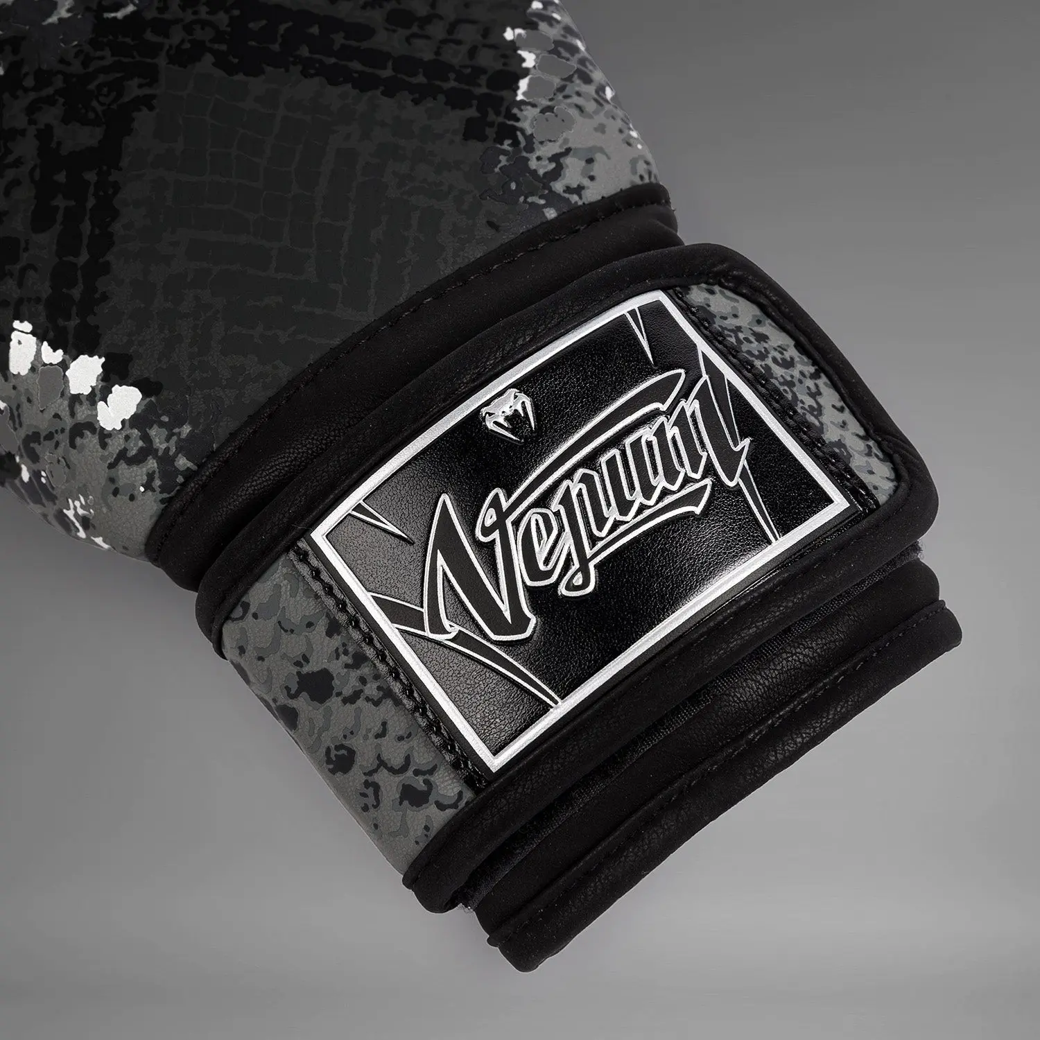 Venum Amazonia Boxing Gloves - Dark grey, детайл на етикета Venum