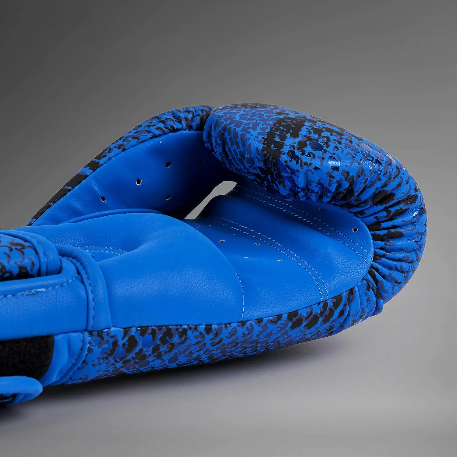 Venum Amazonia Boxing Gloves Ultramarine Blue детайл на пръстите