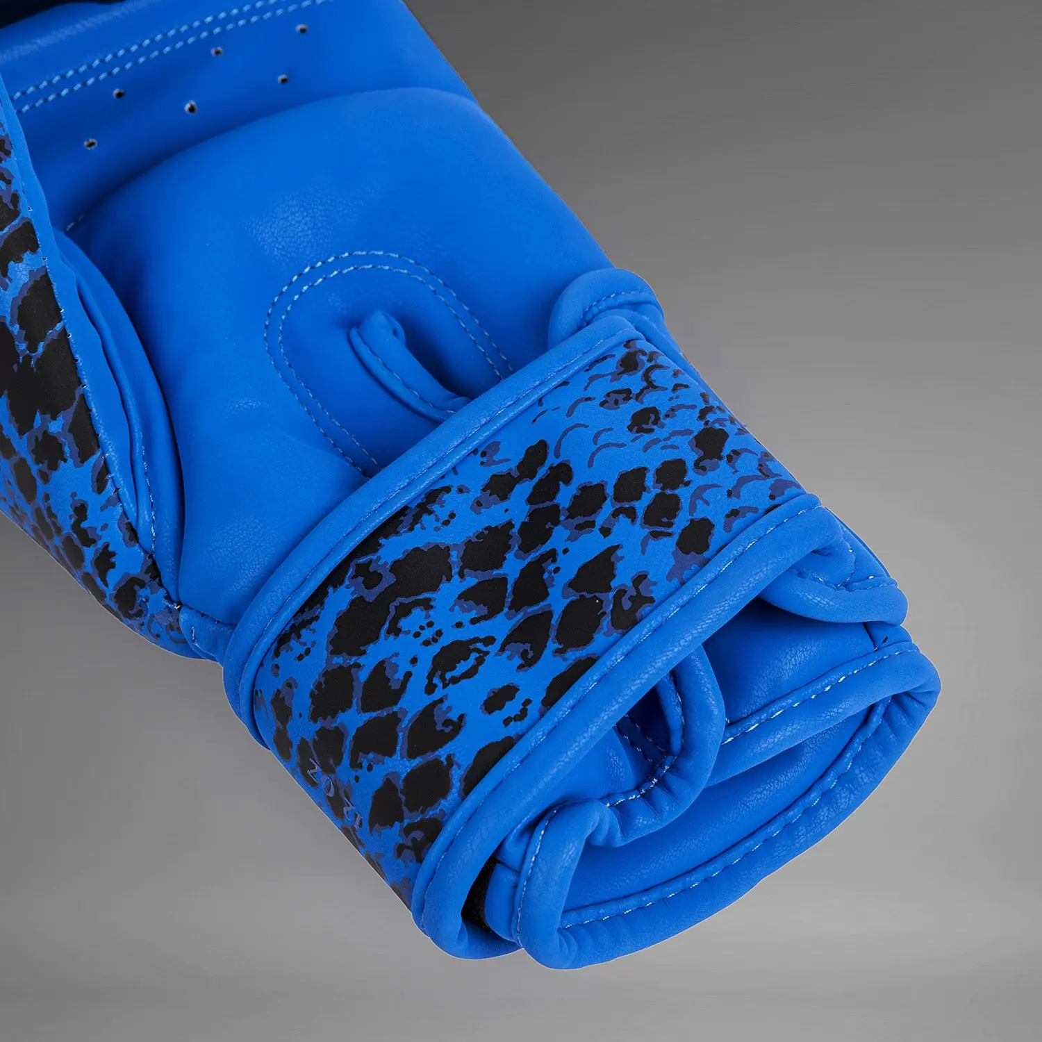 Venum Amazonia Boxing Gloves Ultramarine Blue част китка