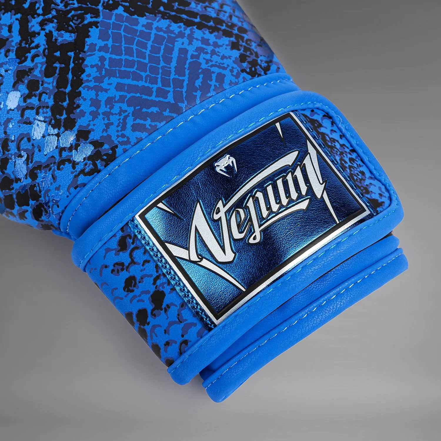 Venum Amazonia Boxing Gloves Ultramarine Blue лого