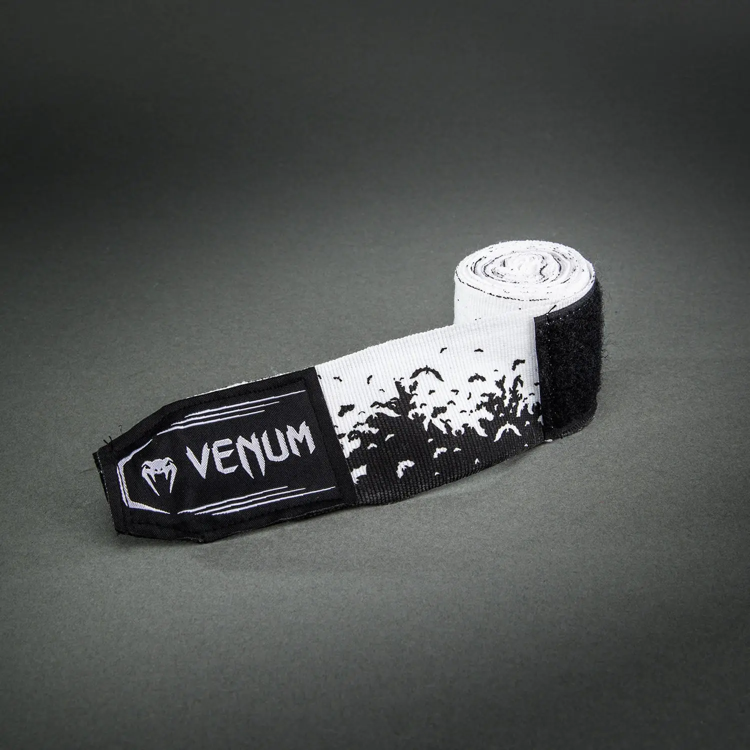 Бинтове Venum Bats Night Handwraps Black/White 4m - етикет и десен с прилепи