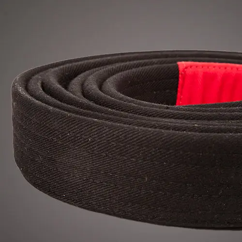Venum Колан за Джу-джицу - VENUM BJJ BELT / BLACK, детайлен изглед на тъканта и червената подплата
