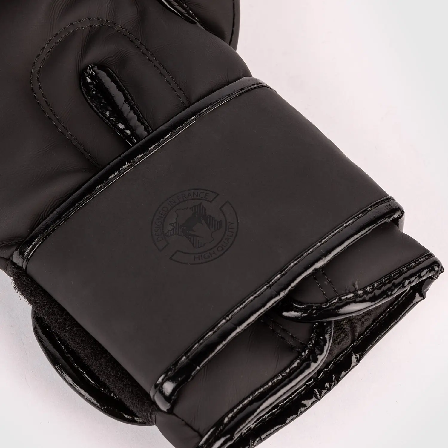 Venum Boxing Gloves Contender 2.0 - Black/Black детайл от гривната