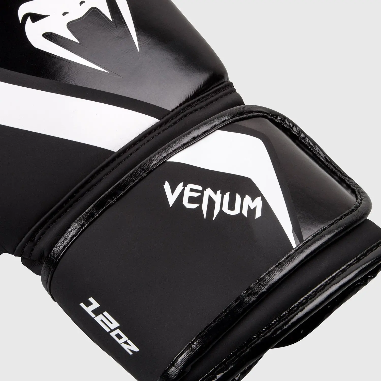 Venum Boxing Gloves Contender 2.0 - Black/Grey-White, детайл на закопчаване