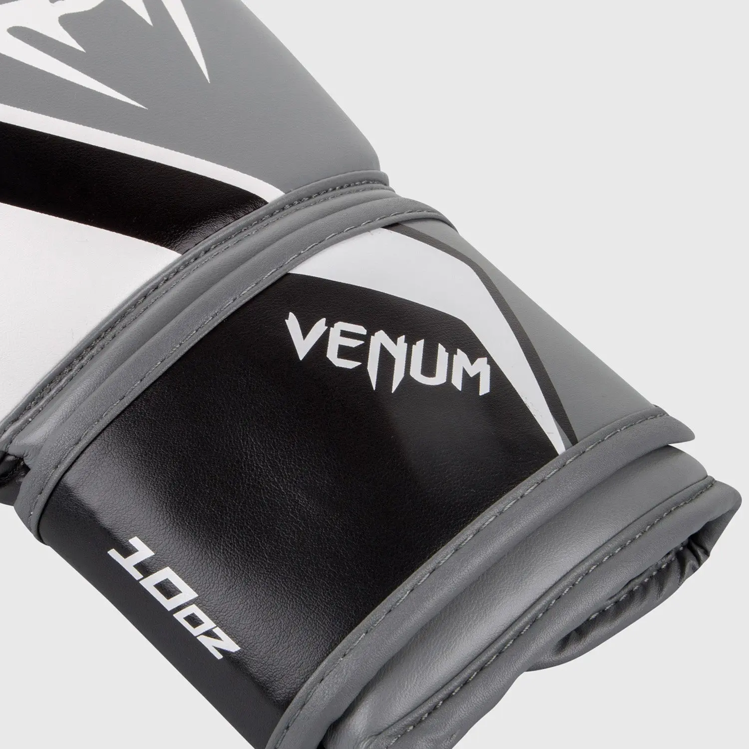 Venum Boxing Gloves Contender 2.0 - логото Venum и означение 10oz