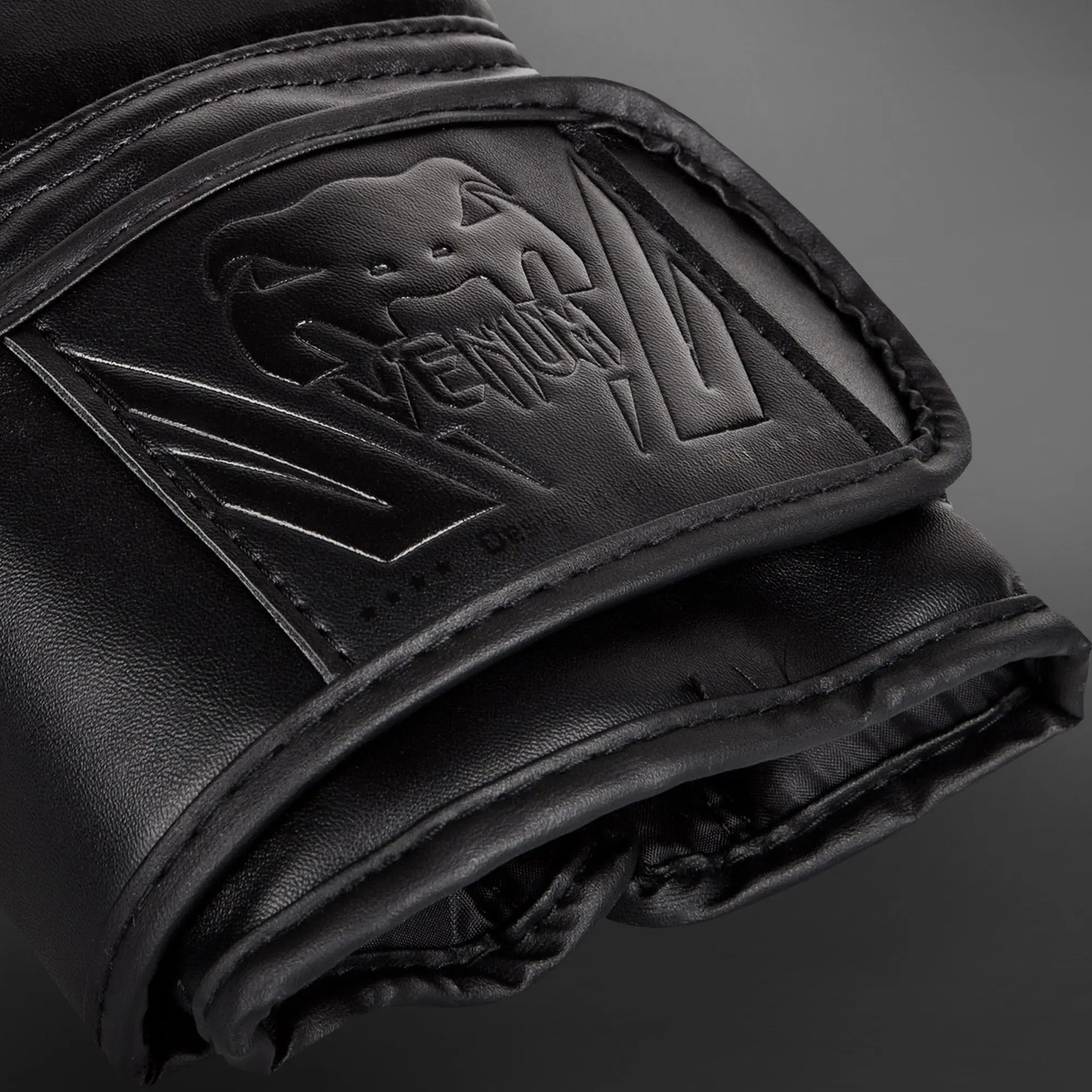 Venum Challenger 2.0 Boxing Gloves - Black/Black, детайл от лого