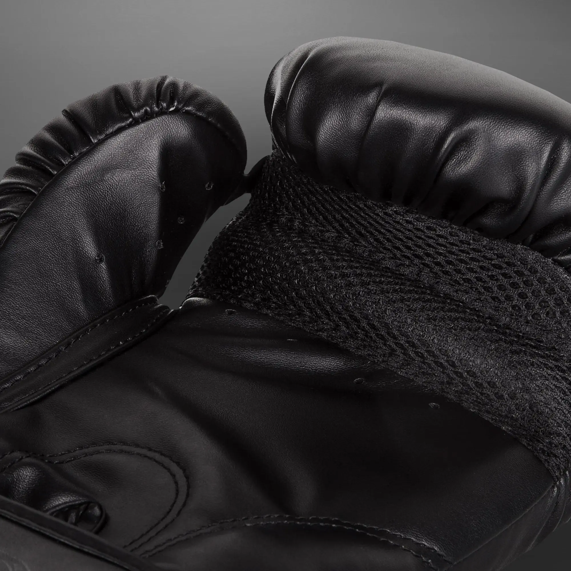 Venum Challenger 2.0 Boxing Gloves - Black/Black, детайл от мрежест панел