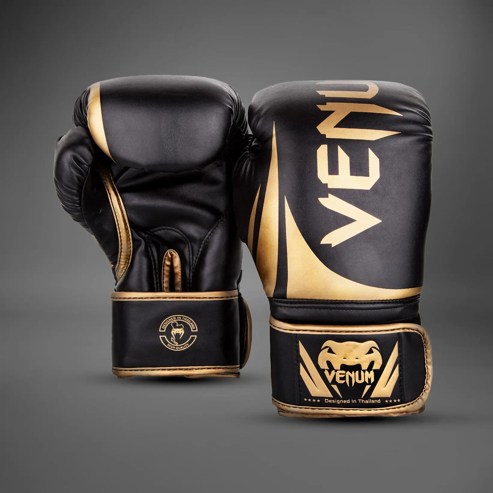 Venum Challenger 2.0 Boxing Gloves - Black/Gold преден изглед с етикет