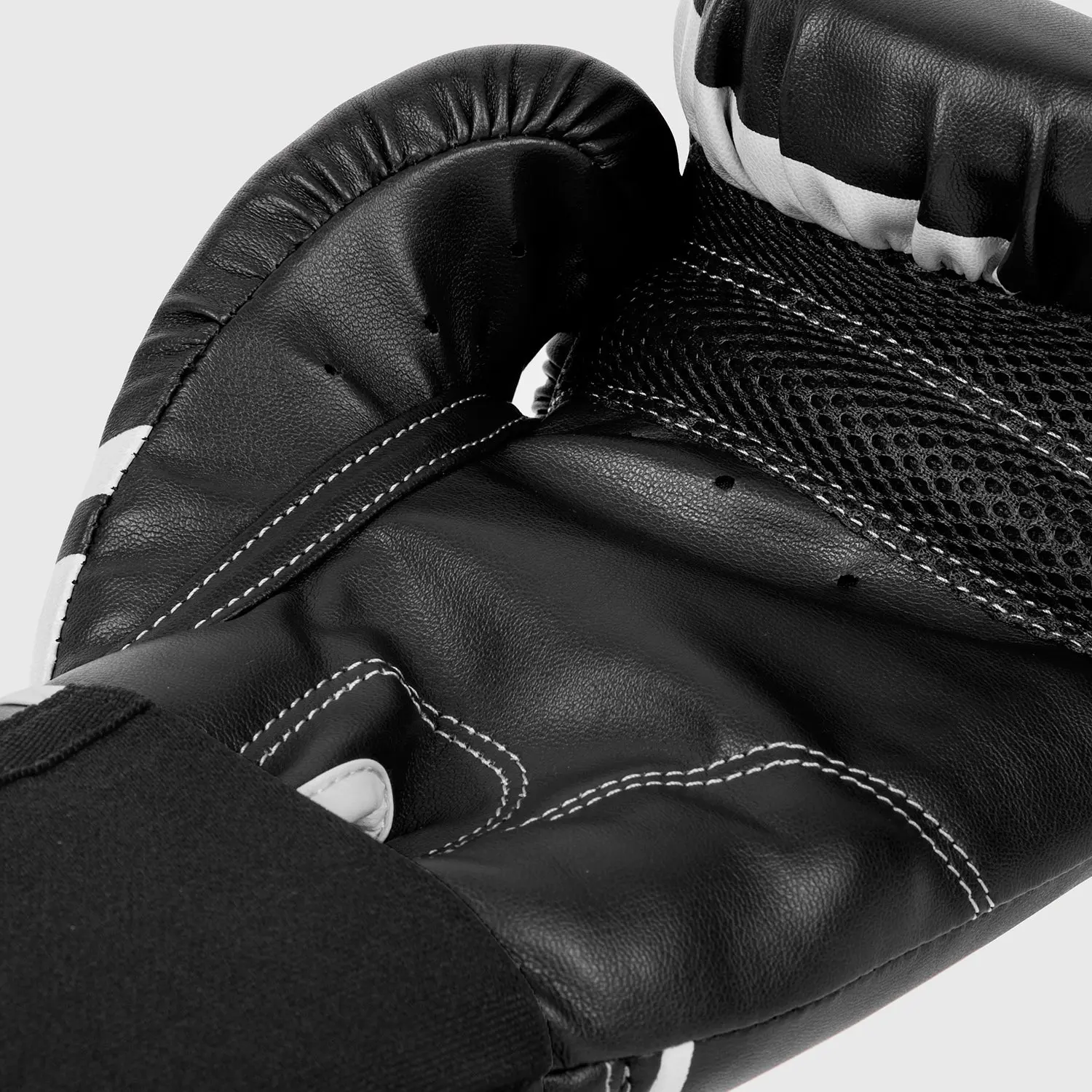 Venum Challenger 2.0 Boxing Gloves - Black/White вътрешен изглед