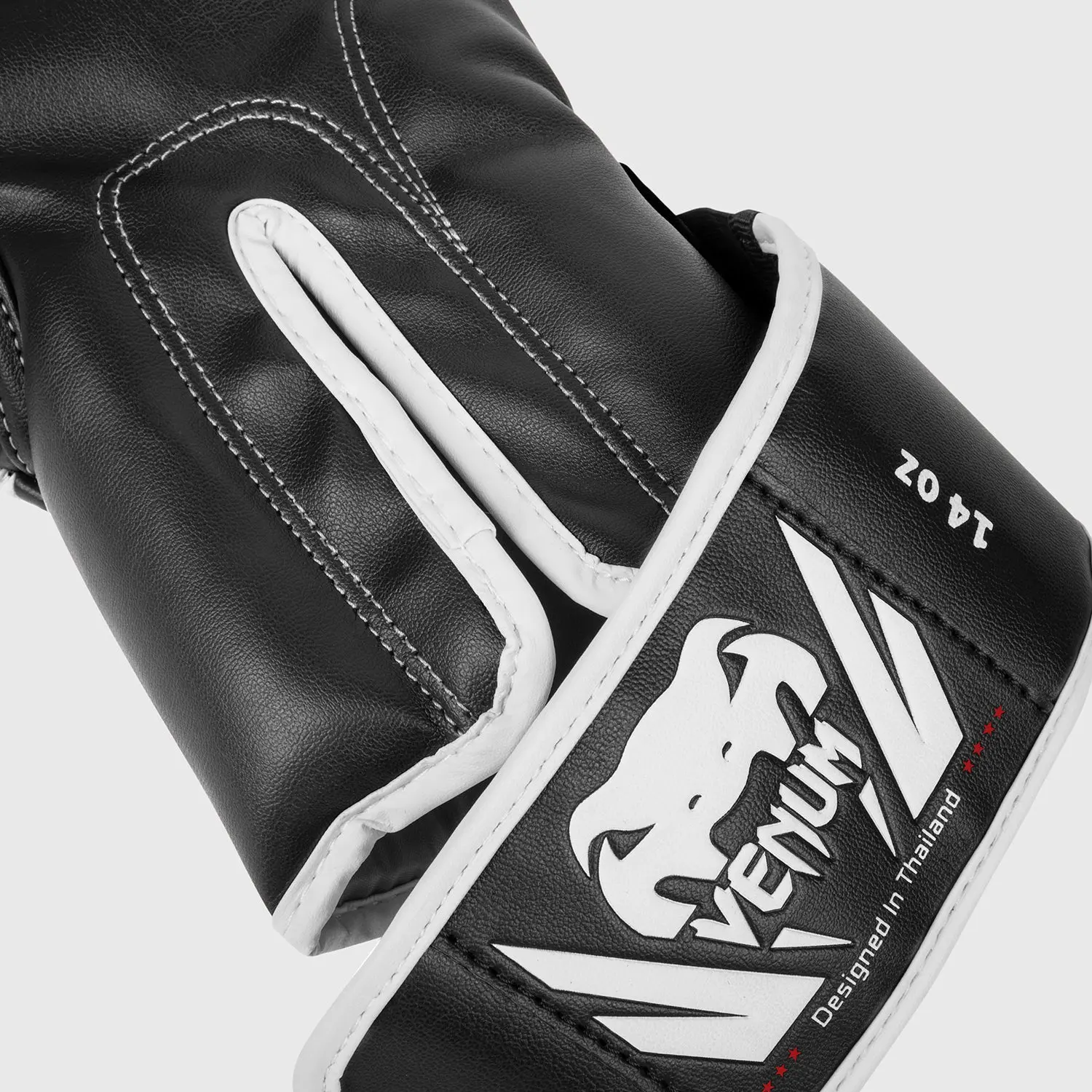 Venum Challenger 2.0 Boxing Gloves - Black/White детайл на закопчаване