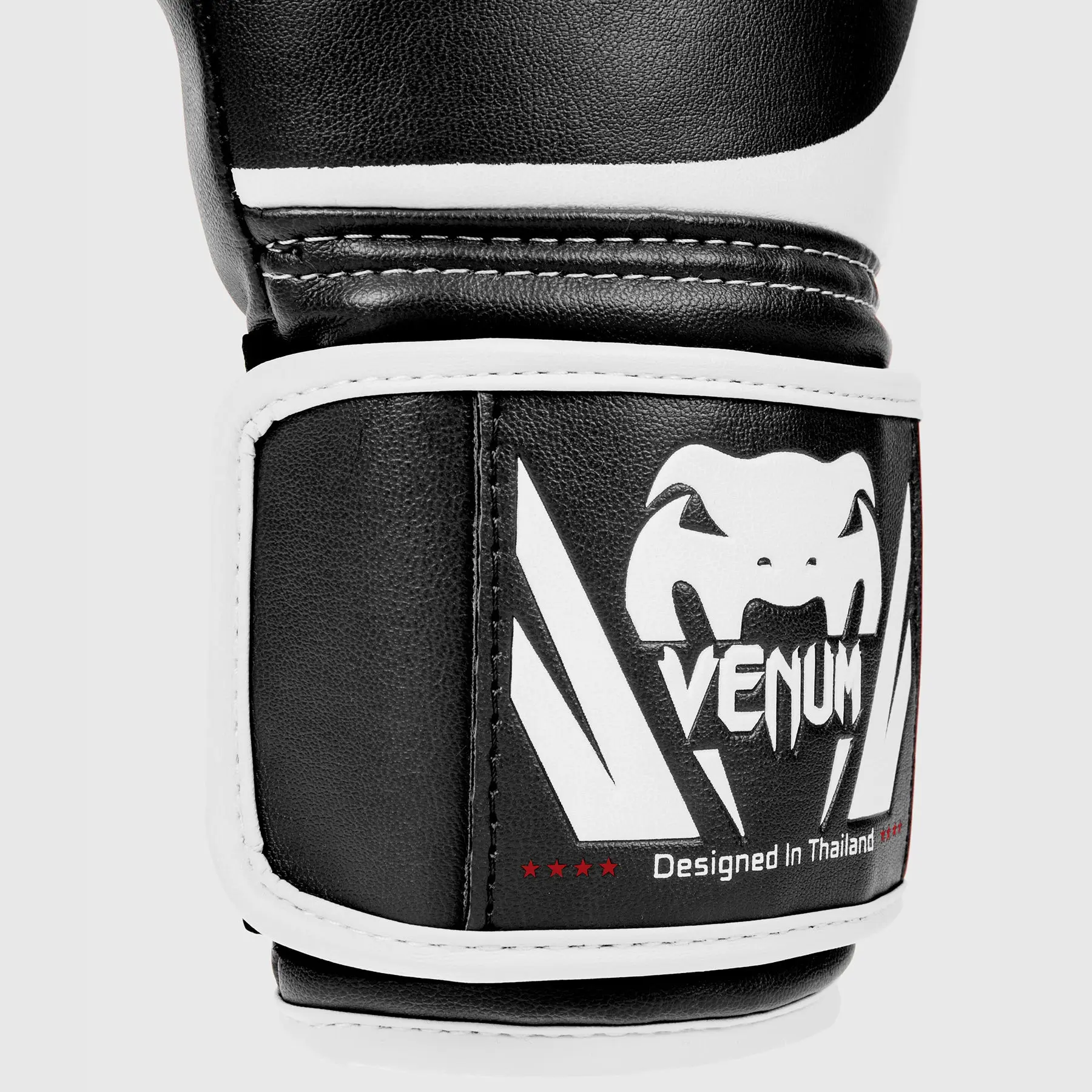 Venum Challenger 2.0 Boxing Gloves - Black/White детайл на етикета