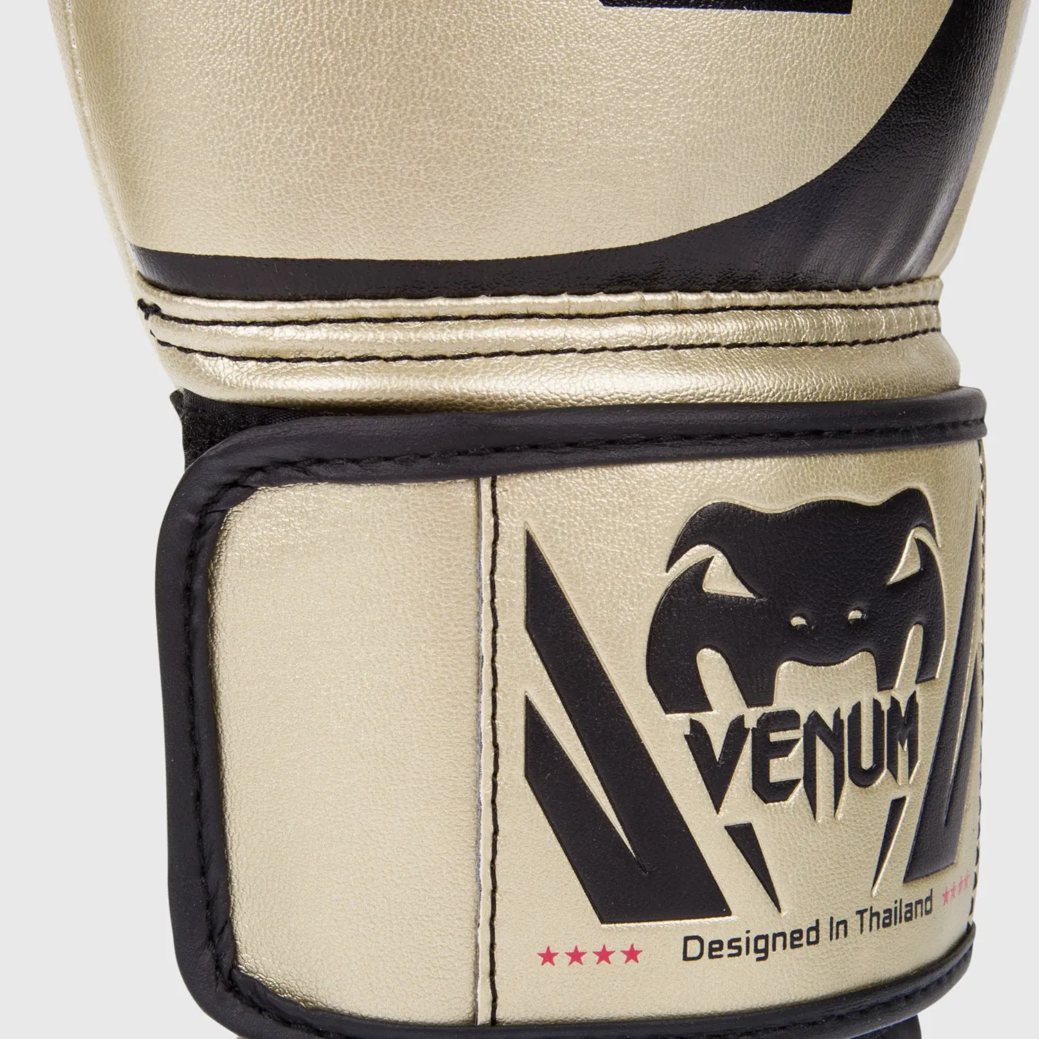 Venum Challenger 2.0 Boxing Gloves - Gold близък план на лого