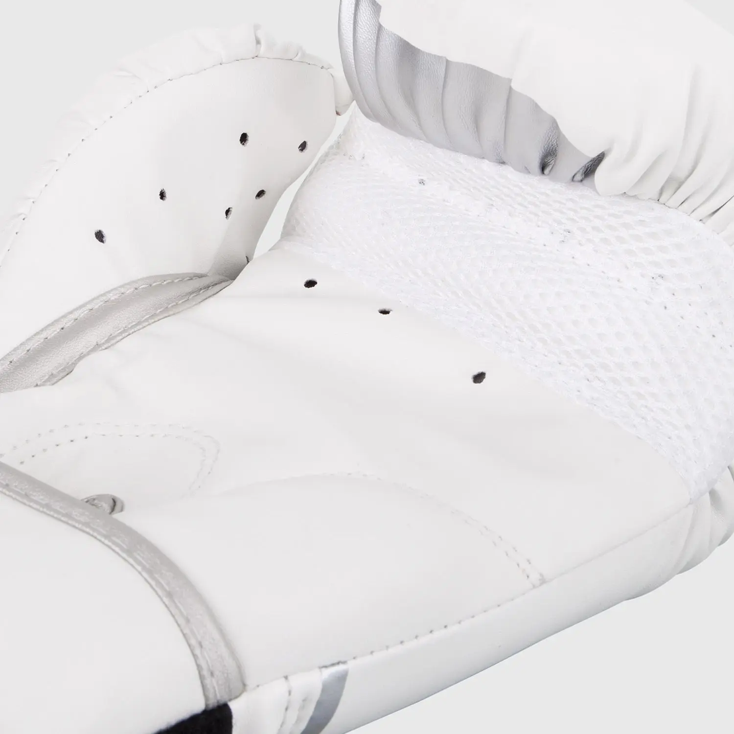 Venum Challenger 2.0 Boxing Gloves - White/Silver детайл от вентилация