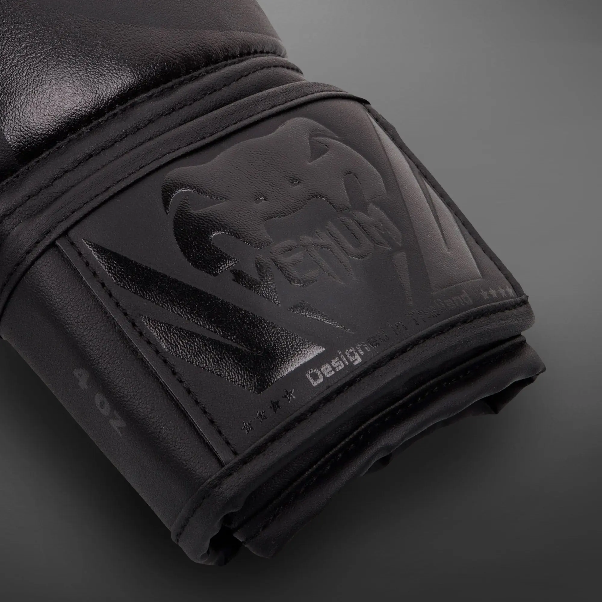 Venum Challenger 2.0 Kids Boxing Gloves - Black/Black детайл лого Venum