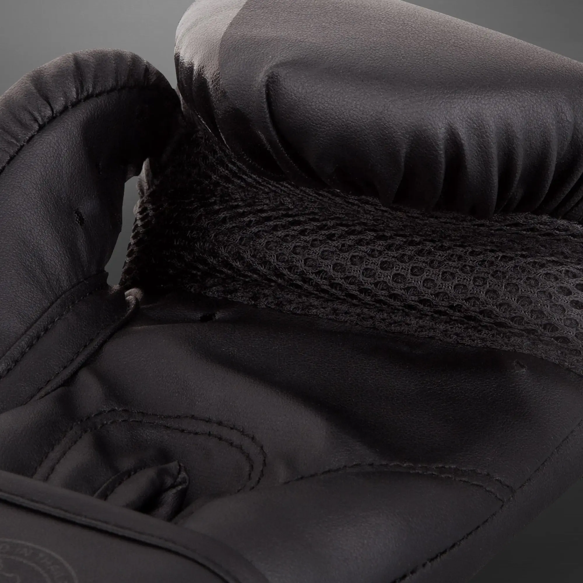 Venum Challenger 2.0 Kids Boxing Gloves - Black/Black детайл мрежеста материя