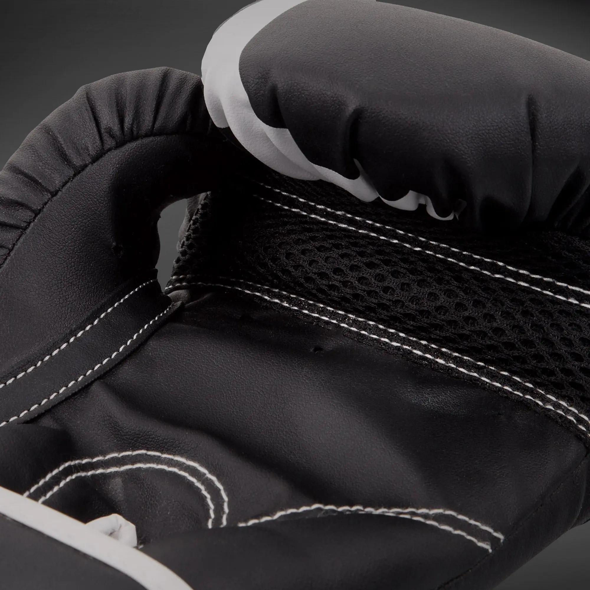 Venum Challenger 2.0 Kids Boxing Gloves - Black/White детайлен изглед на материята