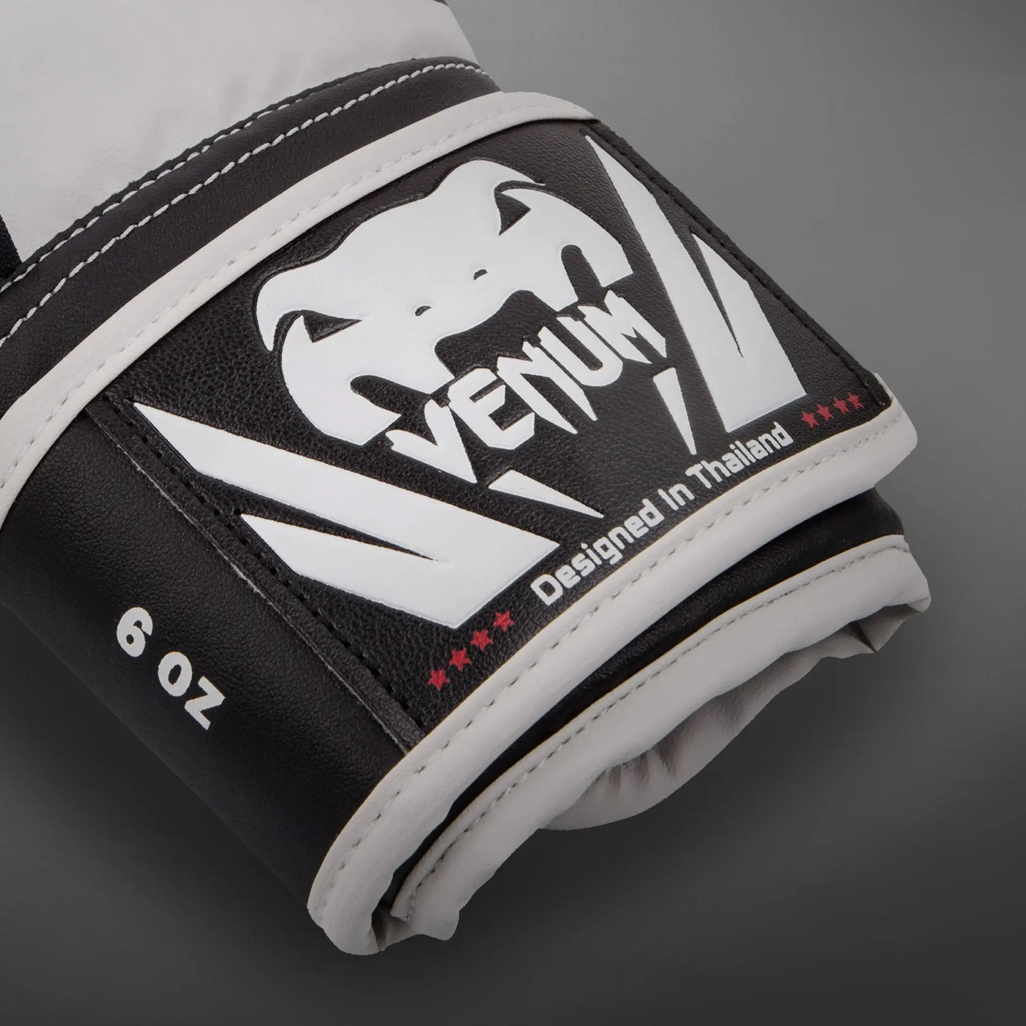 Venum Challenger 2.0 Kids Boxing Gloves - Black/White логото Venum и размер 6 oz