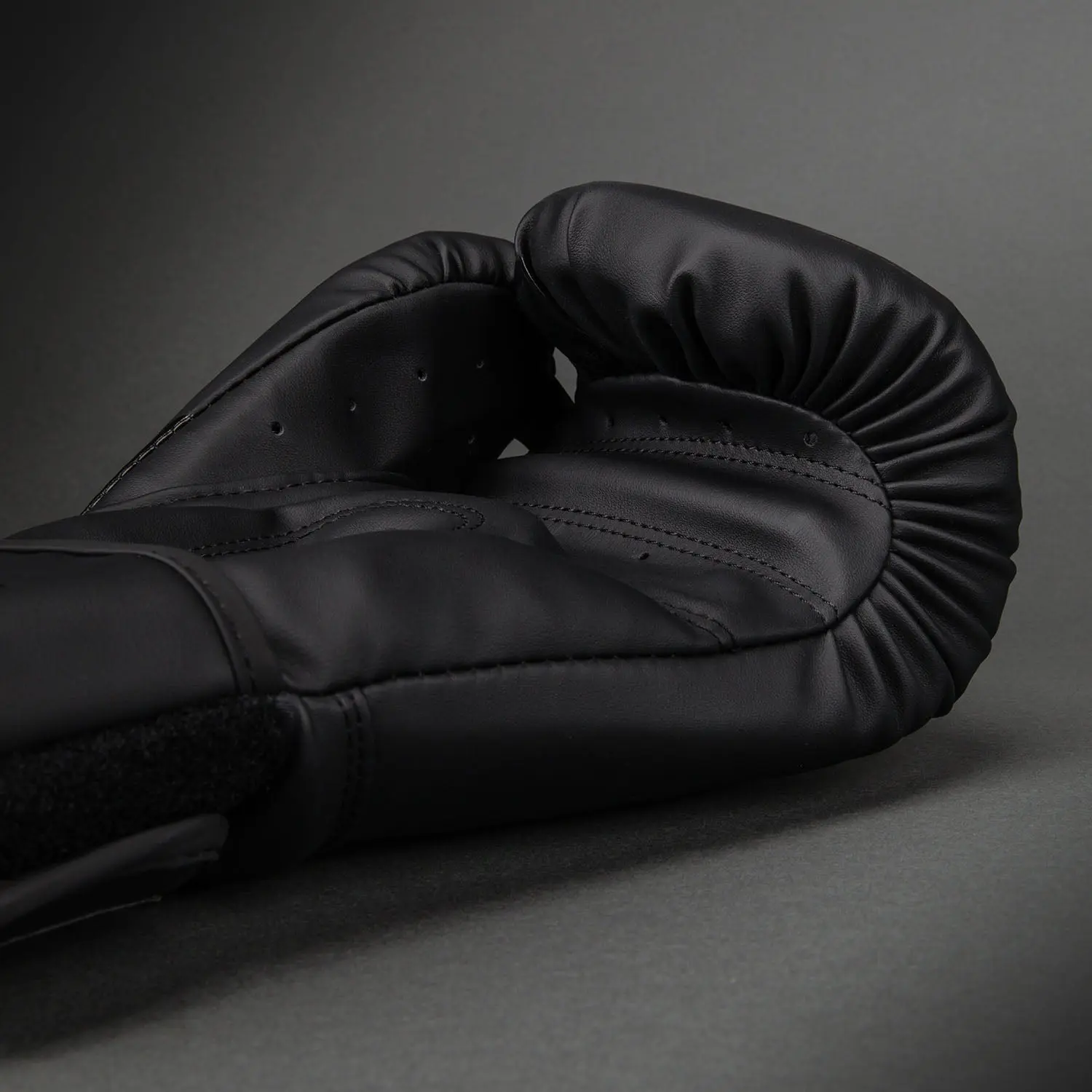 Venum Challenger 2.5 Boxing Gloves – Black/Black, детайл на показалеца