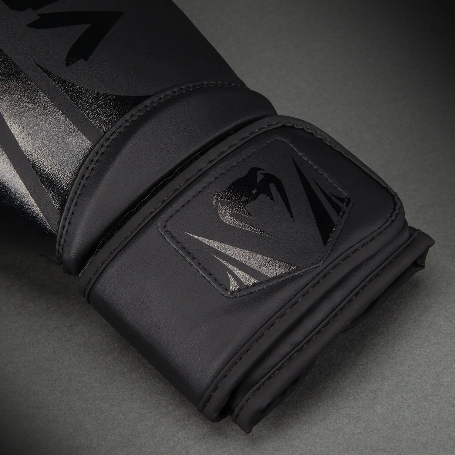 Venum Challenger 2.5 Boxing Gloves – Black/Black, лого на китката