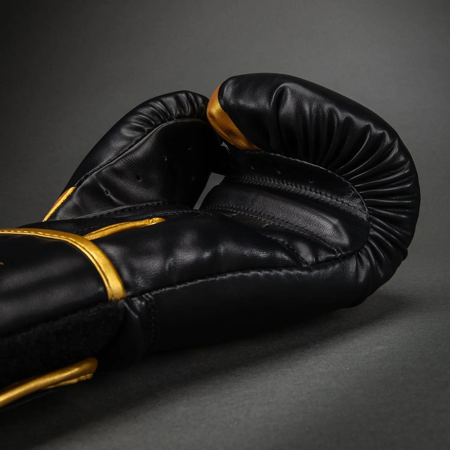 Venum Challenger 2.5 Boxing Gloves – Black/Gold, близък план на ръкавица