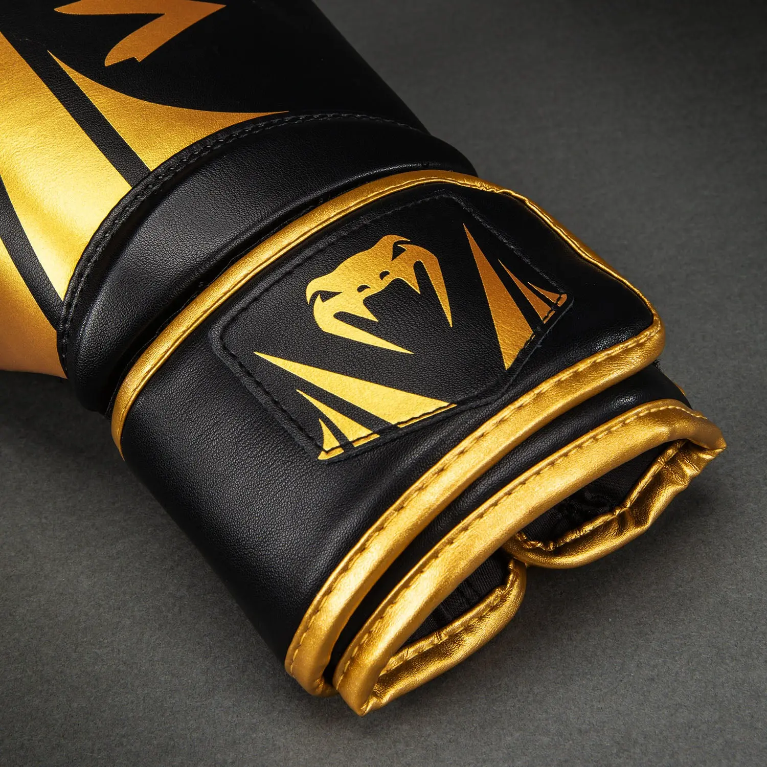 Venum Challenger 2.5 Boxing Gloves – Black/Gold, близък план на маншет и лого