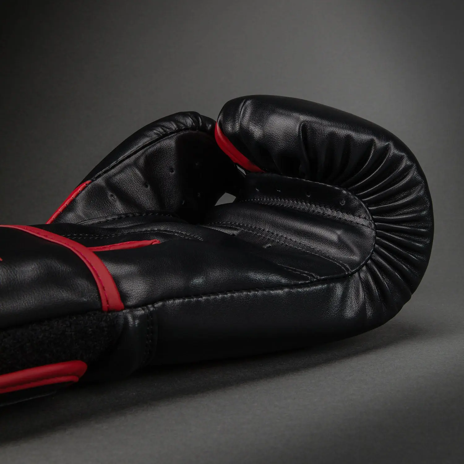 Venum Challenger 2.5 Boxing Gloves – Black/Red детайл