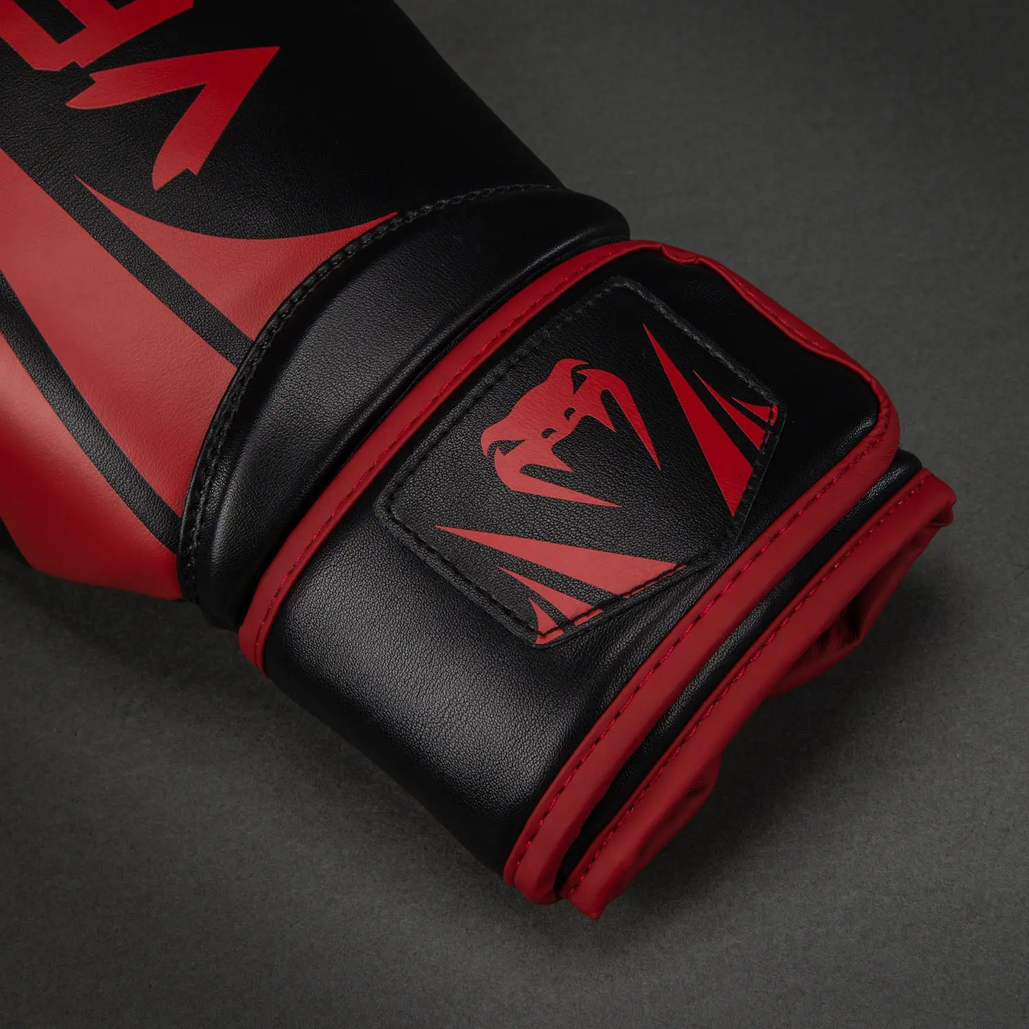Venum Challenger 2.5 Boxing Gloves – Black/Red лого