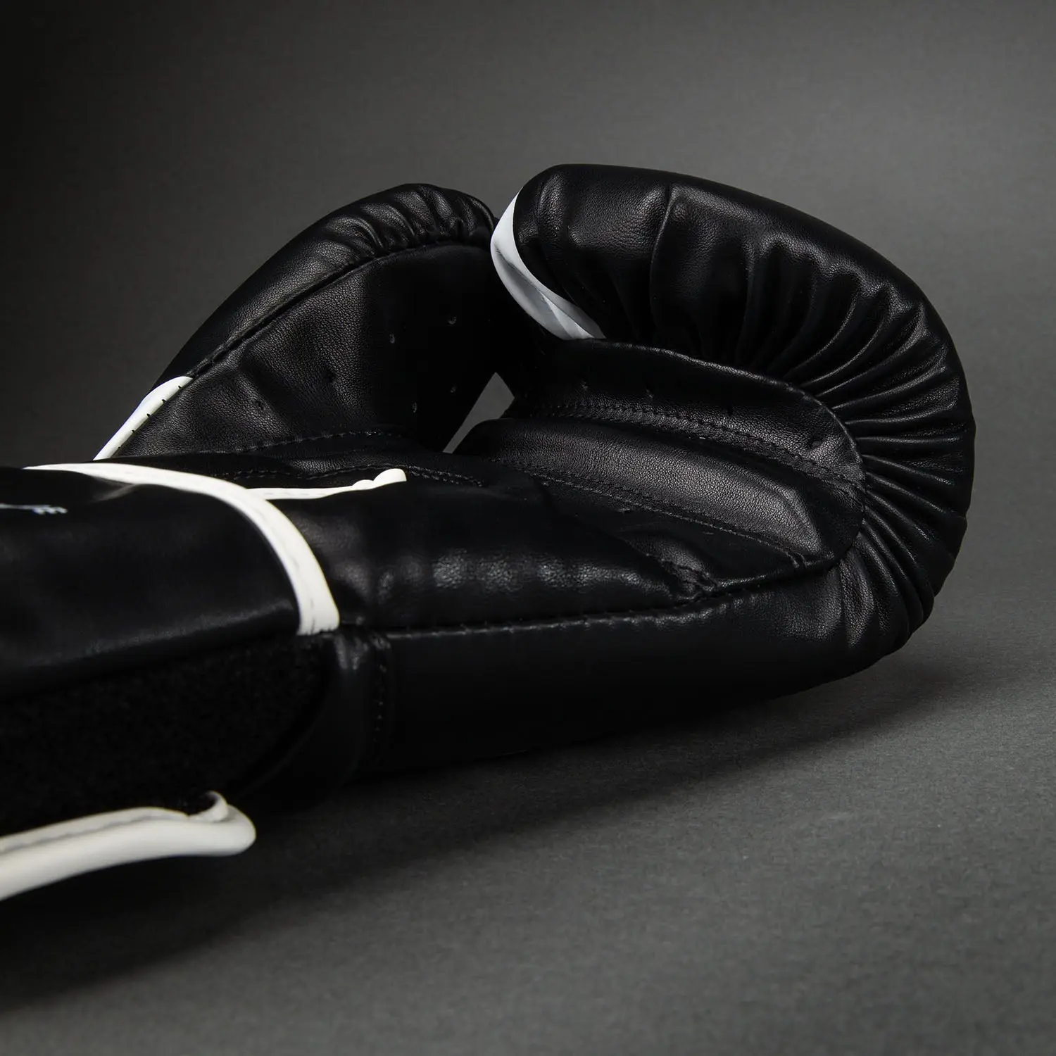 Venum Challenger 2.5 Boxing Gloves – Black/White детайл